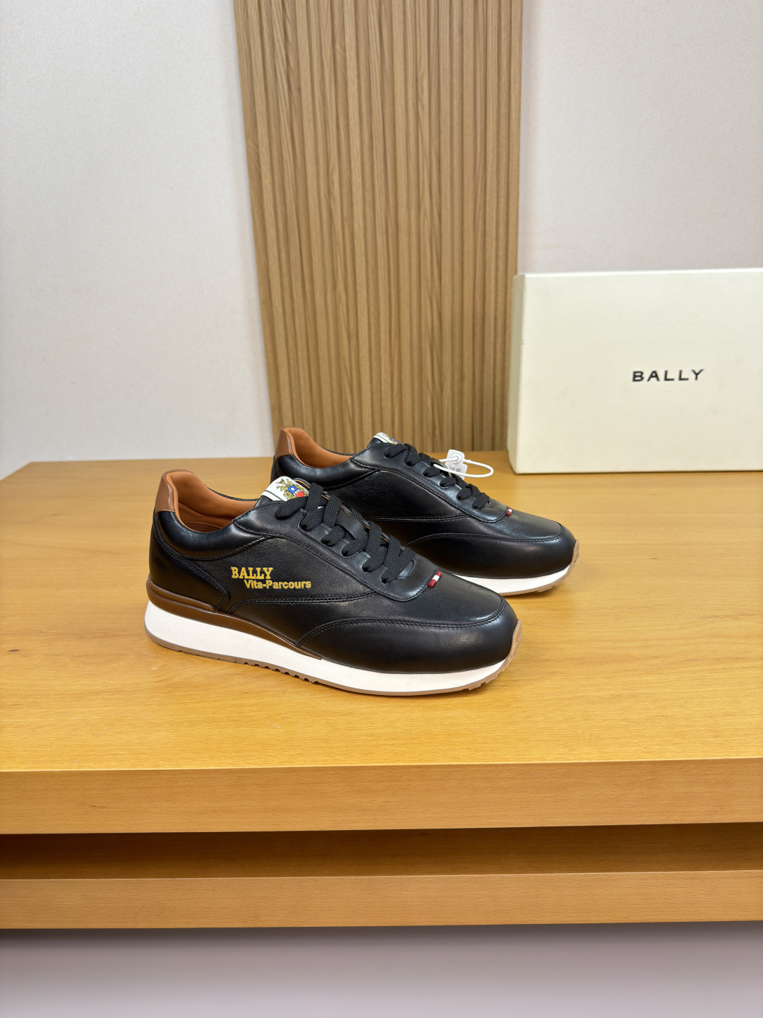 NO:779109,[BALLY] Bally - High-end quality original casual sports shoes - Imported nappa calfskin upper, shoe body. Silk-printed high-frequency brand logo, tongue, sewn brand cloth label - Water-dyed cowhide lining - Ultra-light wear-resistant velvet rubber outsole; combined molded outsole - Ultra-high quality control, fine workmanship highlighted (high-end, luxury, grade) -Size  39-44 (38,45, can be customized)·B5977,,bally,sneakers,cowhide19860909【 BALLY】巴利 -高端品质 原单·休闲运动鞋 -鞋面进口纳帕小牛皮、鞋身.丝印高周波品牌logo、鞋舌.车缝品牌布标 -内里水染牛皮 -大底超轻耐磨绒·橡胶；组合成型大底 -超高品控·做工精细凸显(高端·贵气·档次) -Size 39-44（38,45,可订做)·B5977,,bally,sneakers,cowhide,Men's shoes