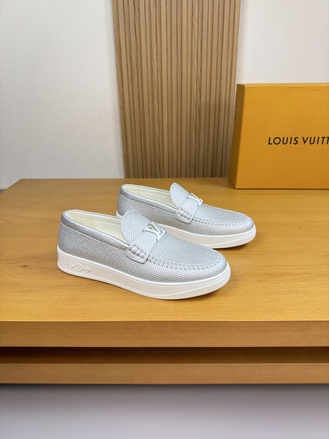 NO:779114,【Louis Vuitton】Louis Vuitton - High-end quality original order·Casual sports sneakers -Silver pebbled perforated calfskin upper, hand-stitched mark thread, brand metal fastener cross-arm decoration -Water-dyed cowhide inside -Outsole ultra-light TPR·rubber; molded outsole -Super high quality control·Fine workmanship highlights (high-end·luxury·grade) -Size 38-44 (45, can be customized)·L0117, Louis  vuitton,louis vuitton,cowhide19860909【Louis Vuitton】路易威登 -高端品质 原单·休闲运动板鞋 -鞋面银色荔纹打孔小牛皮、手工串缝马克线、品牌金属扣件横担装饰 -内里水染牛皮 -大底超轻TPR·橡胶; 成型大底 -超高品控·做工精细凸显(高端·贵气·档次) -Size 38-44（45,可订做)·L0117,,louis vuitton,louis vuitton,cowhide,Men's shoes