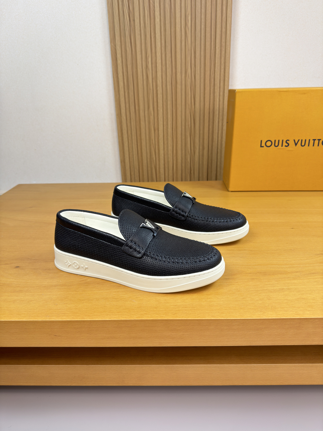 NO:779119,[Louis Vuitton] Louis Vuitton - high-end quality original casual sports sneakers - original pebbled perforated calfskin upper, hand-stitched mark thread, brand metal fastener cross-arm decoration - water-dyed cowhide inside - ultra-light TPR rubber outsole; molded outsole - ultra-high quality control, fine workmanship (high-end, luxury, grade) -Size 38-44 (45, can be customized)·L0117, Louis  vuitton,louis vuitton,cowhide19860909【Louis Vuitton】路易威登 -高端品质 原单·休闲运动板鞋 -鞋面原版荔纹打孔小牛皮、手工串缝马克线、品牌金属扣件横担装饰 -内里水染牛皮 -大底超轻TPR·橡胶; 成型大底 -超高品控·做工精细凸显(高端·贵气·档次) -Size 38-44（45,可订做)·L0117,,louis vuitton,louis vuitton,cowhide,Men's shoes