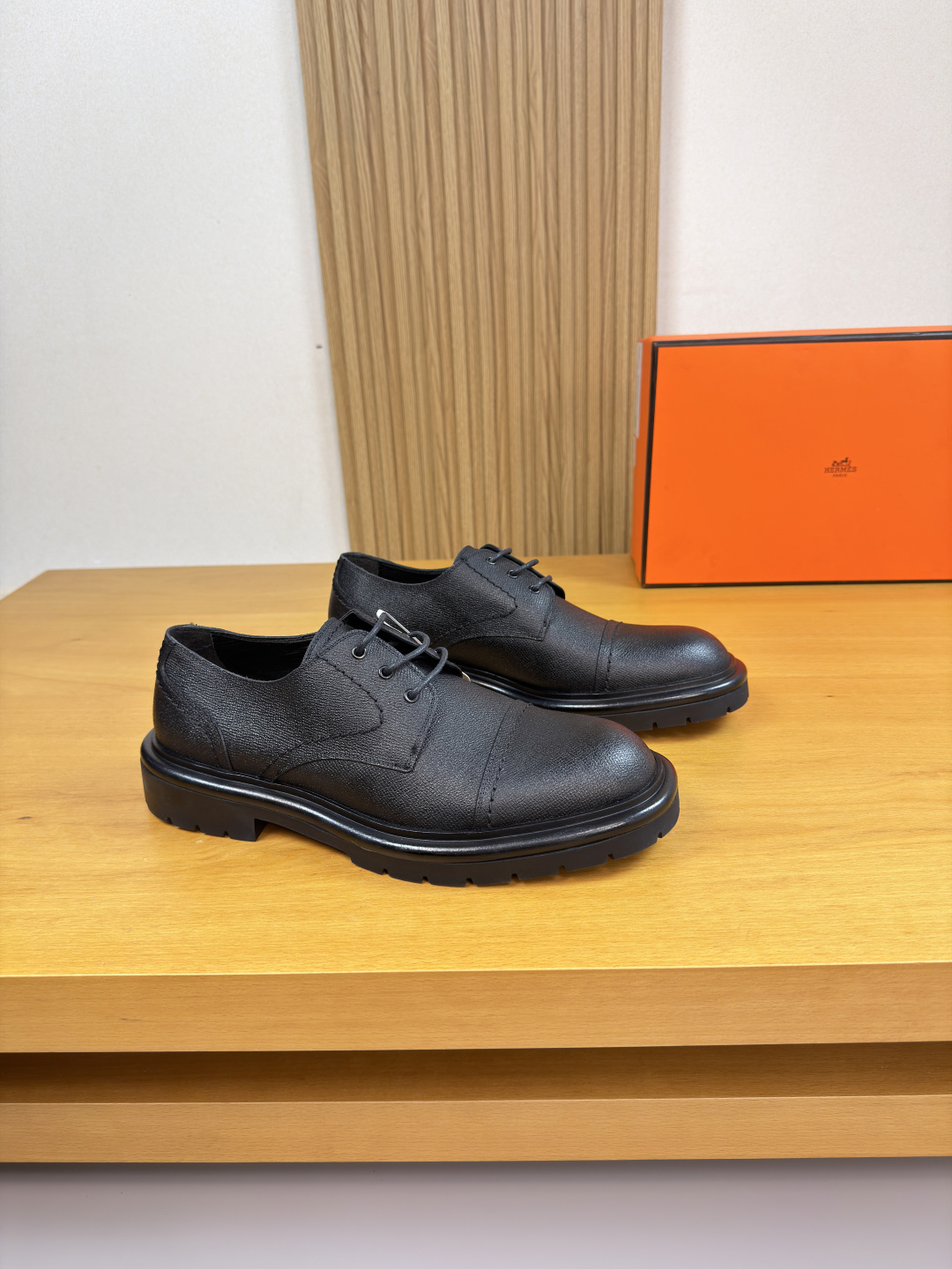 NO:779232,[HERMES] Hermès - High-end quality, original and formal leather shoes - Original palm-printed calfskin upper, upper stitching, perfect splicing - Water-dyed cowhide lining - Ultra-light TPU foam outsole, genuine leather welt; combined molded outsole - Ultra-high quality control, fine workmanship highlighted (high-end, luxury, grade) -Size  39-45 (38,46, can be customized)·H0155,,hermes,hermes,cowhide19860909【 HERMES】爱马仕 -高端品质 原单·正装皮鞋 -鞋面原版手掌纹小牛皮、鞋面车缝线、完美拼接 -内里水染牛皮 -大底超轻TPU发泡·真皮沿条；组合成型大底 -超高品控·做工精细凸显(高端·贵气·档次) -Size 39-45（38,46,可订做)·H0155,,hermes,hermes,cowhide,Men's shoes