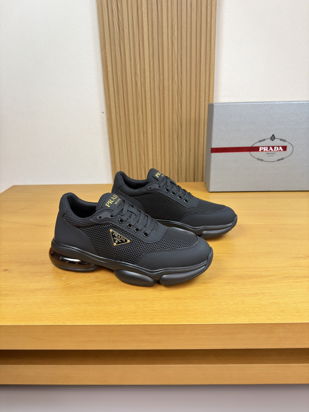 NO:779248,[PRADA] Prada - High-end quality original casual sports shoes - Original silk calfskin upper, branded plastic hollow mesh, branded metal fasteners sewn on the shoe body, tongue. Silk-screen brand logo - Branded canvas lining, feet; water-dyed cowhide - Outsole ultra-light TPU foaming and vacuuming; Combined air bag outsole - Ultra-high quality control, fine workmanship highlighted (high-end, luxury, grade) -Size  38-44 (45, can be customized)·PR0135,,prada,prada,sneakers,cowhide19860909【 PRADA】普拉达  -高端品质 原单·休闲运动鞋 -鞋面原版丝绸小牛皮、品牌塑胶镂空网布、鞋身车缝品牌金属扣件、鞋舌.丝印品牌logo -内里品牌帆布,垫脚；水染牛皮 -大底超轻TPU发泡·抽真空; 组合成型气囊大底 -超高品控·做工精细凸显(高端·贵气·档次) -Size 38-44（45,可订做)·PR0135,,prada,prada,sneakers,cowhide,Men's shoes