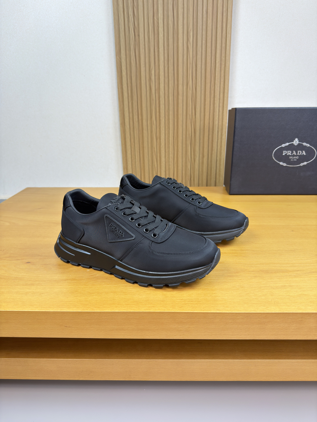 NO:779465,[PRADA] Prada - high-end quality original order casual sports shoes - upper imported brand high mercerized canvas, shoe body. Brand metal fasteners, tongue, injection LOGO, heel. Air-pressure brand logo - water-dyed cowhide inside - outsole ultra-light TPU foam · rubber two-color molded outsole - ultra-high quality control · fine workmanship highlighted (high-end · luxury · grade) -Size  39-44 (38.45.46. Can be customized)·0666,,prada,prada,sneakers,cowhide19860909【PRADA】普拉达 -高端品质 原单·休闲运动鞋 -鞋面进口品牌高丝光帆布、鞋身.品牌金属扣件、鞋舌.注塑LOGO、后跟.空压品牌logo -内里水染牛皮 -大底超轻TPU发泡·橡胶双色成型大底 -超高品控·做工精细凸显(高端·贵气·档次) -Size 39-44（38.45.46.可订做)·0666,,prada,prada,sneakers,cowhide,Men's shoes
