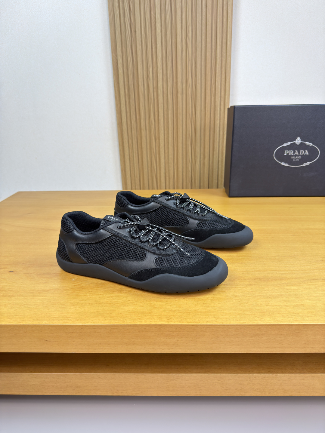 NO:779489,[PRADA] Prada - High-end quality original casual sports shoes - Imported nappa calfskin upper, high mercerized suede calfskin, brand hollow mesh canvas, shoe body. Brand metal fasteners, tongue. Brand LOGO cloth label - Brand canvas lining, foot pads; water-dyed cowhide - Ultra-light TPR rubber outsole - Ultra-high quality control and fine workmanship (high-end, luxury, grade) -Size  39-44 (38.45.46. Can be customized)·0666,,prada,prada,sneakers,cowhide19860909【PRADA】普拉达 -高端品质 原单·休闲运动鞋 -鞋面进口纳帕小牛皮、高丝光反绒小牛皮、品牌镂空网帆布、鞋身.品牌金属扣件、鞋舌.品牌LOGO布标 -内里品牌帆布,垫脚；水染牛皮 -大底超轻TPR·橡胶成型大底 -超高品控·做工精细凸显(高端·贵气·档次) -Size 39-44（38.45.46.可订做)·0666,,prada,prada,sneakers,cowhide,Men's shoes