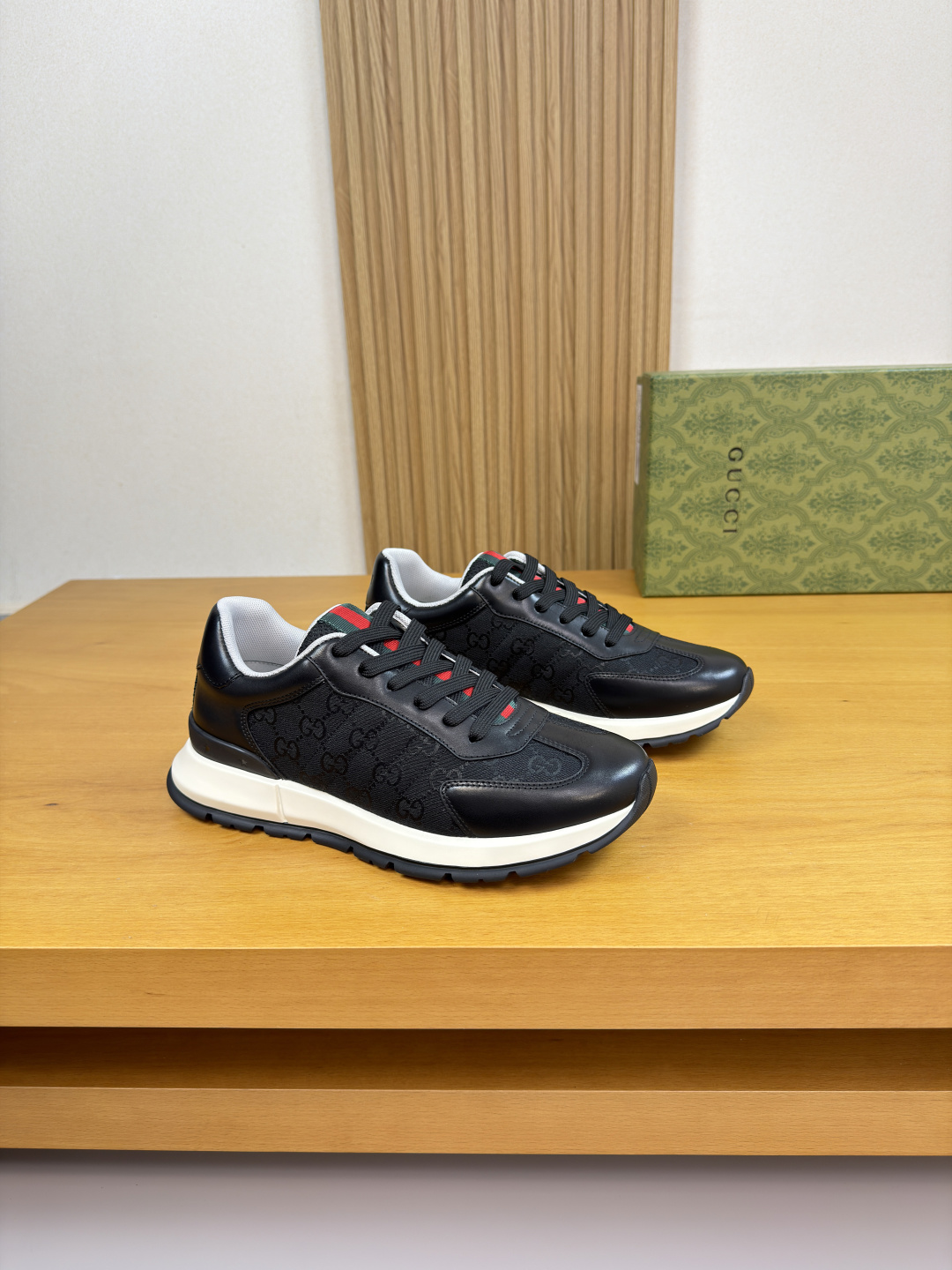 NO:779460,[Gucci] Gucci - high-end quality original single casual sports shoes - upper imported nappa calfskin, suede calfskin, brand totem cloth, tongue. Heel. Sewn brand webbing, heel. Silk-printed high-frequency brand logo - Water-dyed cowhide inside - Outsole ultra-light TPU foam · Rubber two-color molded outsole - Ultra-high quality control · Fine workmanship highlights (high-end, luxury, grade) -Size  38-44 (45, can be customized)·G61850,,gucci,gucci,sneakers,cowhide19860909【Gucci】古驰  -高端品质 原单·休闲运动鞋 -鞋面进口纳帕小牛皮、反绒小牛皮、品牌图腾布匹、鞋舌.后跟.车缝品牌织带、后跟.丝印高周波品牌logo -内里水染牛皮 -大底超轻TPU发泡·橡胶双色成型大底 -超高品控·做工精细凸显(高端·贵气·档次) -Size 38-44（45,可订做)·G61850,,gucci,gucci,sneakers,cowhide,Men's shoes