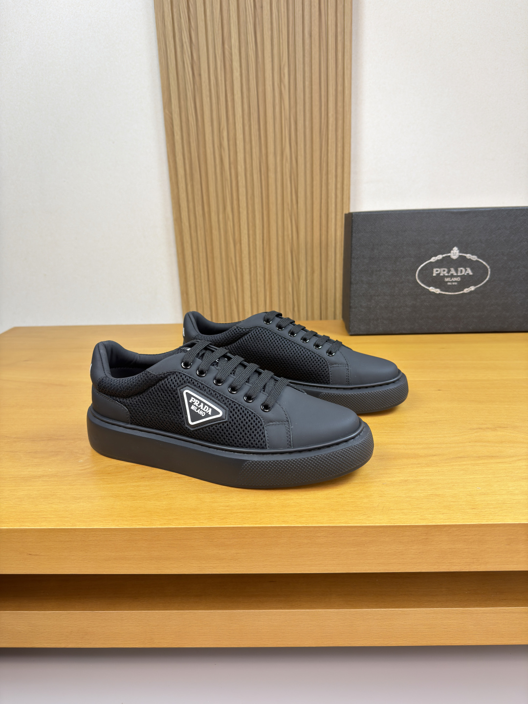 NO:779466,[PRADA] Prada - High-end quality original casual sports shoes - Original nappa calfskin upper, brand hollow mesh canvas, brand plastic logo sewn on shoe body, tongue, brand webbing, heel. Silk-printed high-frequency brand logo - Water-dyed cowhide lining - Ultra-light TPU foam outsole; molded outsole - Ultra-high quality control, fine workmanship highlighted (high-end, luxury, grade) -Size  39-44 (38,45, can be customized)·PR0231,,prada,prada,sneakers,cowhide19860909【PRADA】普拉达  -高端品质 原单·休闲运动鞋 -鞋面原版纳帕小牛皮、品牌镂空网帆布、鞋身车缝品牌塑胶logo、鞋舌.品牌织带、后跟.丝印高周波品牌logo -内里水染牛皮 -大底超轻TPU发泡；成型大底 -超高品控·做工精细凸显(高端·贵气·档次) -Size 39-44（38,45,可订做)·PR0231,,prada,prada,sneakers,cowhide,Men's shoes
