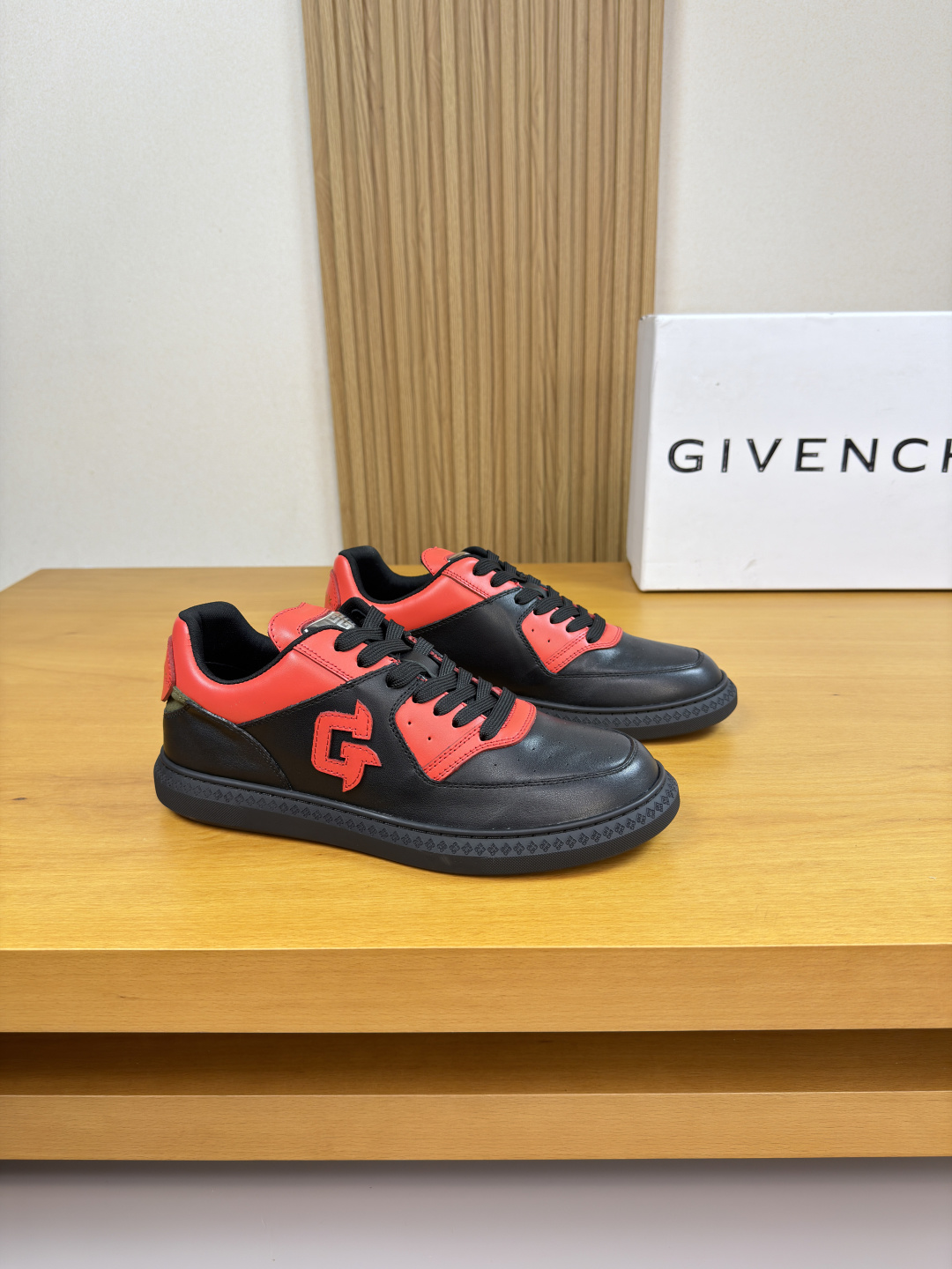NO:779886,[GIVENCHY] Givenchy - High-end quality original casual sports shoes - Upper; Nappa calfskin, shoe body. Sewing brand totem, tongue. Brand logo vacuum module, heel. Silk-screen brand logo - Brand canvas lining, feet; water-dyed cowhide - Outsole ultra-light TPR rubber; Molded outsole - Ultra-high quality control, fine workmanship highlighted (high-end, luxury, grade) -Size  39-44 (38,45, can be customized)·G0136,,givenchy,givenchy,sneakers,cowhide19860909【GIVENCHY】纪梵希 -高端品质 原单·休闲运动鞋 -鞋面；纳帕小牛皮、鞋身.车缝品牌图腾、鞋舌.品牌Logo抽真空模块、后跟.丝印品牌logo -内里品牌帆布,垫脚；水染牛皮 -大底超轻TPR·橡胶; 成型大底 -超高品控·做工精细凸显(高端·贵气·档次) -Size 39-44（38,45,可订做)·G0136,,givenchy,givenchy,sneakers,cowhide,Men's shoes