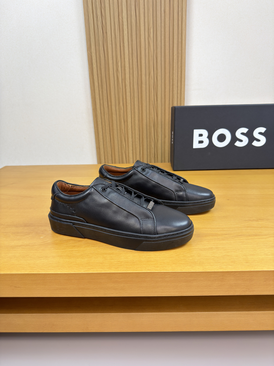 NO:779883,[BOSS] BOSS - high-end quality original casual sports shoes - original nappa calfskin upper, anti-hidden stitching on the ear, tongue. Air compressor brand logo - water-dyed cowhide inside - ultra-light TPR rubber outsole; two-color molded outsole - ultra-high quality control, fine workmanship (high-end, luxury, grade) -Size  39-44 (38,45, can be customized)·0126,,sneakers,cowhide19860909【BOSS】博思 -高端品质 原单·休闲运动鞋 -鞋面原版纳帕小牛皮、鞋耳车反暗线工艺、鞋舌.空压品牌logo -内里水染牛皮 -大底超轻TPR·橡胶；双色成型大底 -超高品控·做工精细凸显(高端·贵气·档次) -Size 39-44（38,45,可订做)·0126,,sneakers,cowhide,Men's shoes