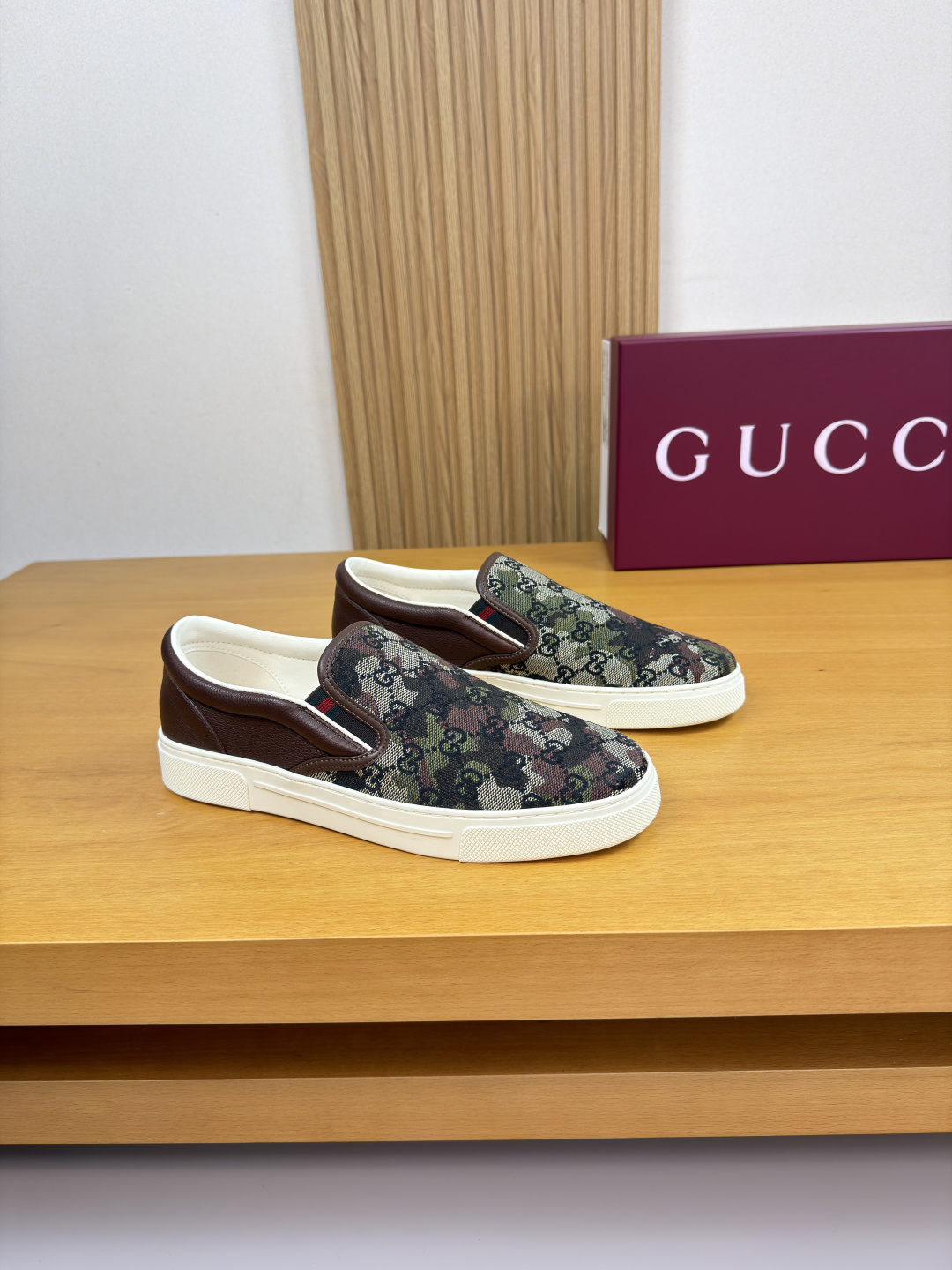 NO:779646,[Gucci] Gucci - High-end quality original casual sports sneakers - Original pebbled calfskin upper, brand totem fabric, tongue. Brand totem elastic band - Water-dyed mixed sheepskin lining - Ultra-light TPR rubber outsole; molded outsole - Ultra-high quality control, fine workmanship (high-end, luxury, grade) -Size  39-44 (38.45.46, can be customized)·GC7082,,gucci,gucci,cowhide,sheepskin19860909【Gucci】古驰 -高端品质 原单·休闲运动板鞋 -鞋面原版荔纹小牛皮、品牌图腾布匹、鞋舌.品牌图腾松紧带 -内里水染混种羊皮 -大底超轻TPR·橡胶；成型大底 -超高品控·做工精细凸显(高端·贵气·档次) -Size 39-44（38.45.46,可订做)·GC7082,,gucci,gucci,cowhide,sheepskin,Men's shoes