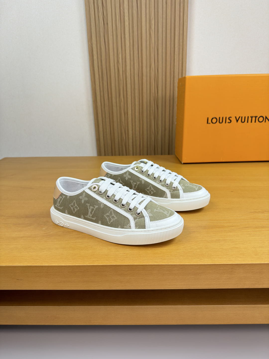 NO:779652,[Louis Vuitton] Louis Vuitton - high-end quality original couple's wear casual sports sneakers - upper Nappa calfskin, brand totem cloth, shoe ear brand logo eyelet buckle, tongue and heel; silk screen brand logo - lining water-dyed cowhide, foot pad; brand canvas - outsole ultra-light TPR rubber; molded outsole - ultra-high quality control and fine workmanship (high-end, luxury, grade) -Size  Same style for men and women 35-44 (women 34, 40, 41, men 45, 46, can be customized)·L0179,, louis vuitton, louis vuitton, cowhide19860909【Louis Vuitton】路易威登 -高端品质 原单 情侣装 休闲运动板鞋 -鞋面纳帕小牛皮、品牌图腾布匹、鞋耳品牌logo鸡眼扣、鞋舌.后跟；丝印品牌Logo -内里水染牛皮,垫脚；品牌帆布 -大底超轻TPR·橡胶；成型大底 -超高品控·做工精细凸显(高端·贵气·档次) -Size 男女同款35-44（女34,40,41,男45,46,可订做)·L0179,,louis vuitton,louis vuitton,cowhide,Men's shoes