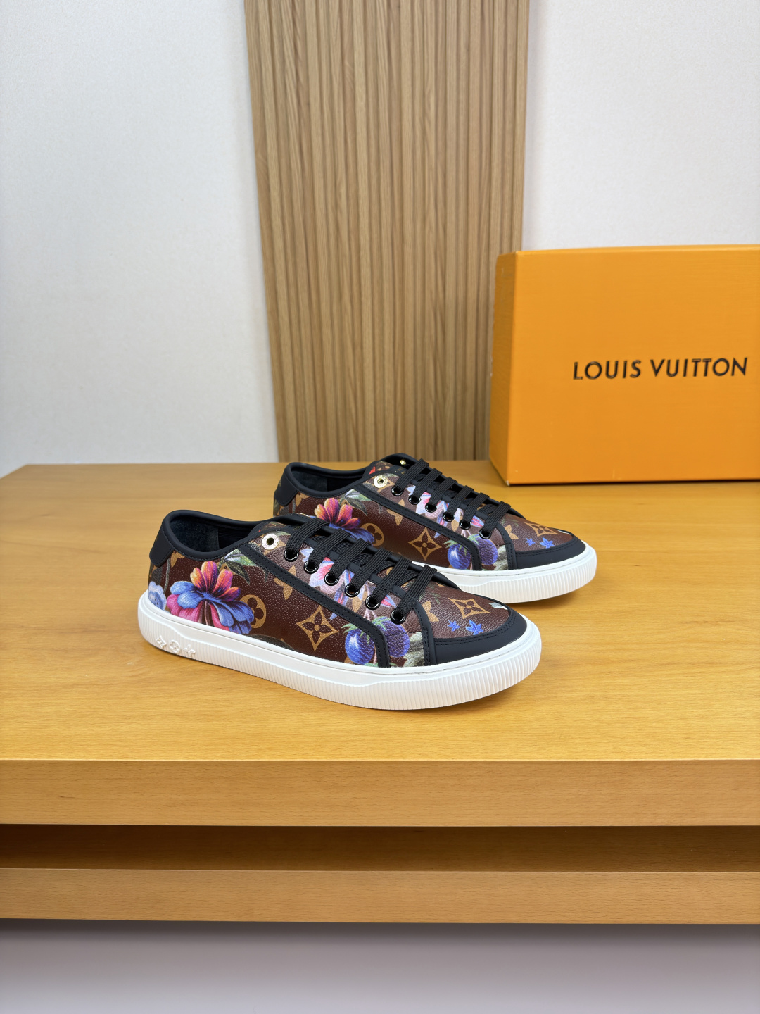 NO:779657,[Louis Vuitton] Louis Vuitton - high-end quality original couple's wear casual sports sneakers - upper Nappa calfskin, brand totem PVC leather, shoe ear brand logo eyelet buckle, tongue and heel; silk screen brand logo - water-dyed cowhide inside, foot pad; brand canvas - outsole ultra-light TPR rubber; molded outsole - ultra-high quality control, fine workmanship highlighted (high-end, luxury, grade) -Size  Same style for men and women 35-44 (women 34, 40, 41, men 45, 46, can be customized)·L0179,, louis vuitton, louis vuitton, cowhide19860909【Louis Vuitton】路易威登 -高端品质 原单 情侣装 休闲运动板鞋 -鞋面纳帕小牛皮、品牌图腾PVC皮料、鞋耳品牌logo鸡眼扣、鞋舌.后跟；丝印品牌Logo -内里水染牛皮,垫脚；品牌帆布 -大底超轻TPR·橡胶；成型大底 -超高品控·做工精细凸显(高端·贵气·档次) -Size 男女同款35-44（女34,40,41,男45,46,可订做)·L0179,,louis vuitton,louis vuitton,cowhide,Men's shoes