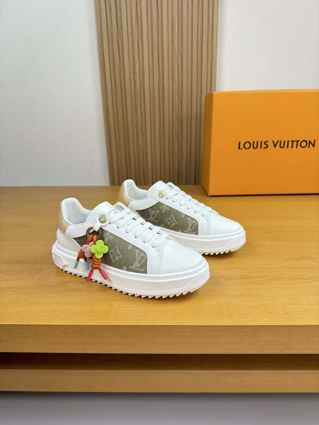 NO:779662,[Louis Vuitton] Louis Vuitton - high-end quality original couple's wear casual sports sneakers - original silk calfskin upper, brand totem cloth, shoe collar. Brand logo metal eyelet buckle, brand pendant - water-dyed cowhide inside - outsole ultra-light TPU foam rubber; molded outsole - ultra-high quality control, fine workmanship highlighted (high-end, luxury, grade) -Size  Same style for men and women 35-44 (women 34, 40, 41, men 45, 46, can be customized)·L0179,, louis vuitton, louis vuitton, cowhide19860909【Louis Vuitton】路易威登 -高端品质 原单 情侣装 休闲运动板鞋 -鞋面原版丝绸小牛皮、品牌图腾布匹、鞋口.品牌Logo金属鸡眼扣、品牌吊坠 -内里水染牛皮 -大底超轻TPU发泡·橡胶；成型大底 -超高品控·做工精细凸显(高端·贵气·档次) -Size 男女同款35-44（女34,40,41,男45,46,可订做)·L0179,,louis vuitton,louis vuitton,cowhide,Men's shoes
