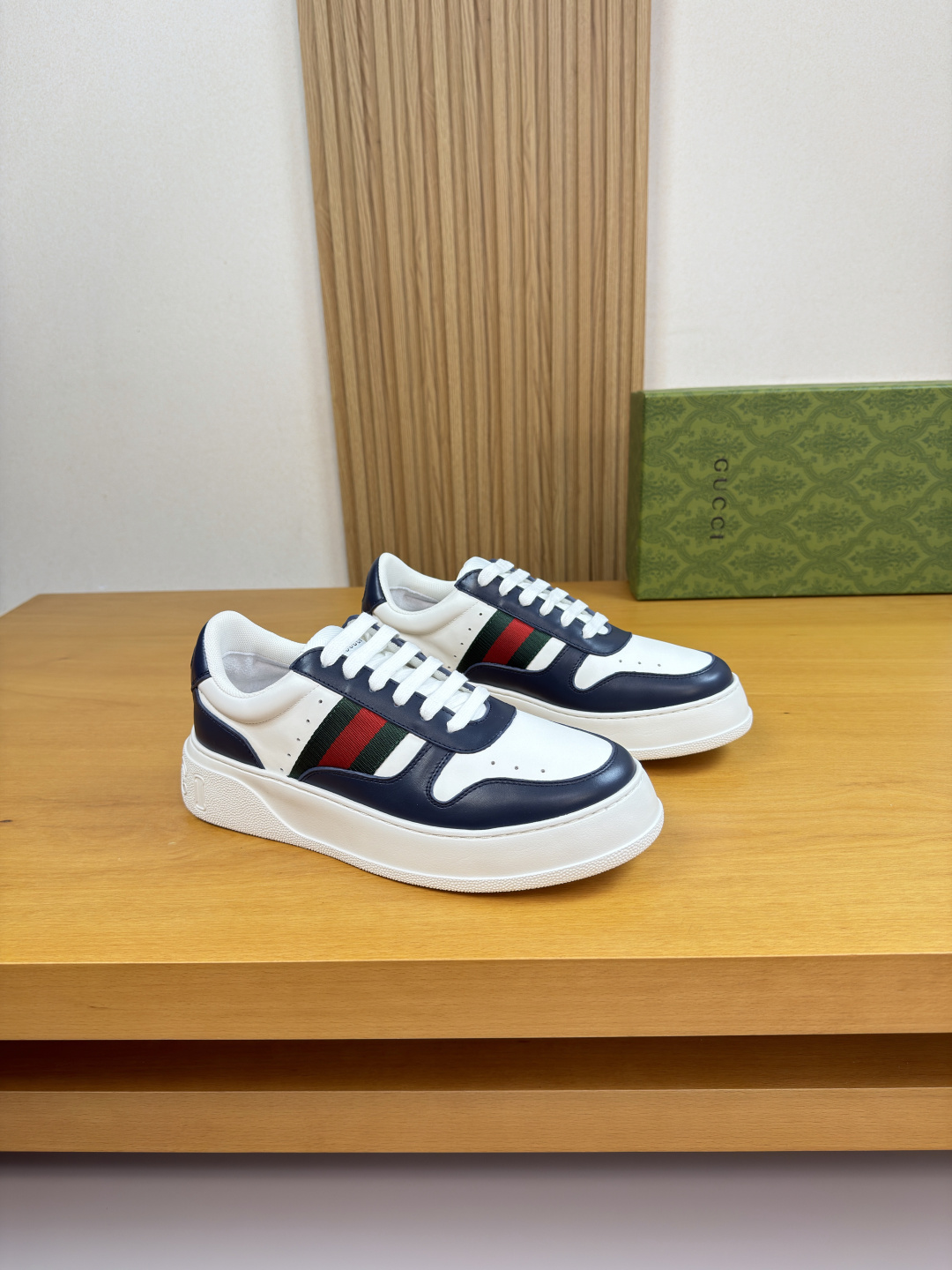 NO:779672,[GUCCI] Gucci - High-end quality original couple's wear casual sports shoes - Nappa calfskin upper, sewn brand webbing on shoe body, tongue, brand logo cloth label, heel. Silk screen brand totem - Brand canvas lining - Ultra-light TPU foam outsole; molded outsole - Ultra-high quality control, fine workmanship highlighted (high-end, luxury, grade) -Size  Same style for men and women 35-44 (40 for women, 45 and 46 for men can be customized)·G0179,,gucci,gucci,sneakers,cowhide19860909【GUCCI】古驰 -高端品质 原单 情侣装 休闲运动鞋 -鞋面纳帕小牛皮、鞋身车缝品牌织带、鞋舌.品牌logo布标、后跟.丝印品牌图腾 -内里品牌帆布 -大底超轻TPU发泡；成型大底 -超高品控·做工精细凸显(高端·贵气·档次) -Size 男女同款35-44（女40,男45,46可订做)·G0179,,gucci,gucci,sneakers,cowhide,Men's shoes