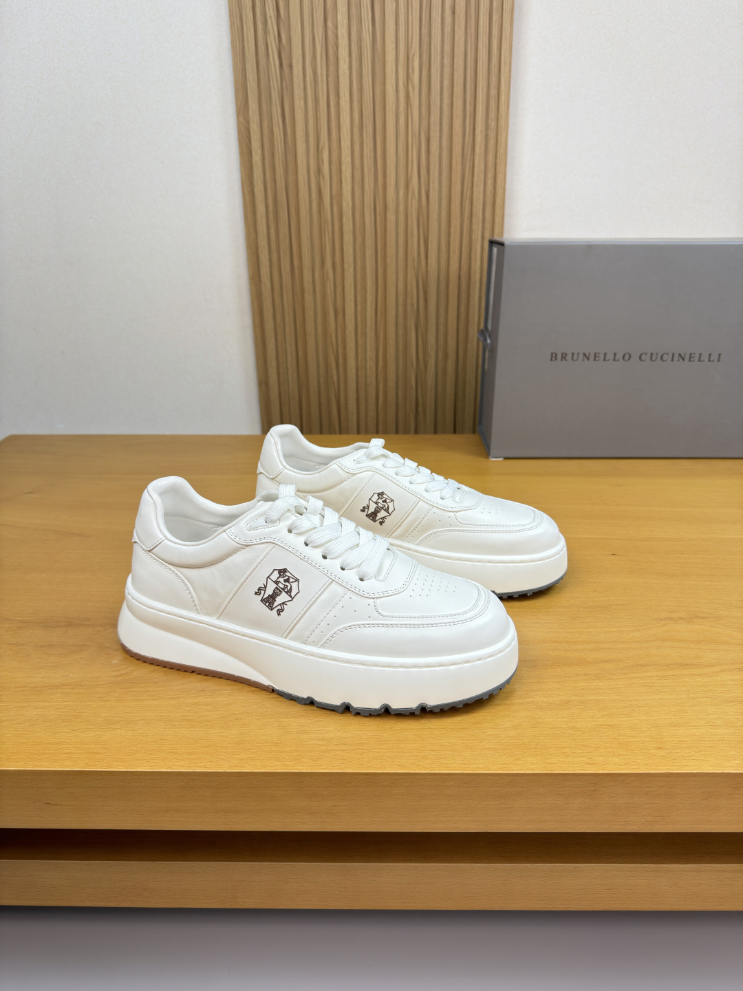 NO:779726,[Brunello Cucinelli] Brunello Cucinelli - high-end quality original single casual sports sneakers - imported nappa calfskin upper, shoe body. Sewn plastic brand totem - water-dyed cowhide lining - ultra-light TPU foam rubber outsole; two-color molded outsole - ultra-high quality control, fine workmanship (high-end, luxury, grade) -Size  39-44 (38,45, can be customized)·BC0122,, brunello cucinelli,cowhide19860909【 Brunello Cucinelli】布鲁内洛·库奇内利 -高端品质 原单·休闲运动板鞋 -鞋面进口纳帕小牛皮、鞋身.车缝塑胶品牌图腾 -内里水染牛皮 -大底超轻TPU发泡·橡胶；双色成型大底 -超高品控·做工精细凸显(高端·贵气·档次) -Size 39-44（38,45,可订做)·BC0122,,brunello cucinelli,cowhide,Men's shoes