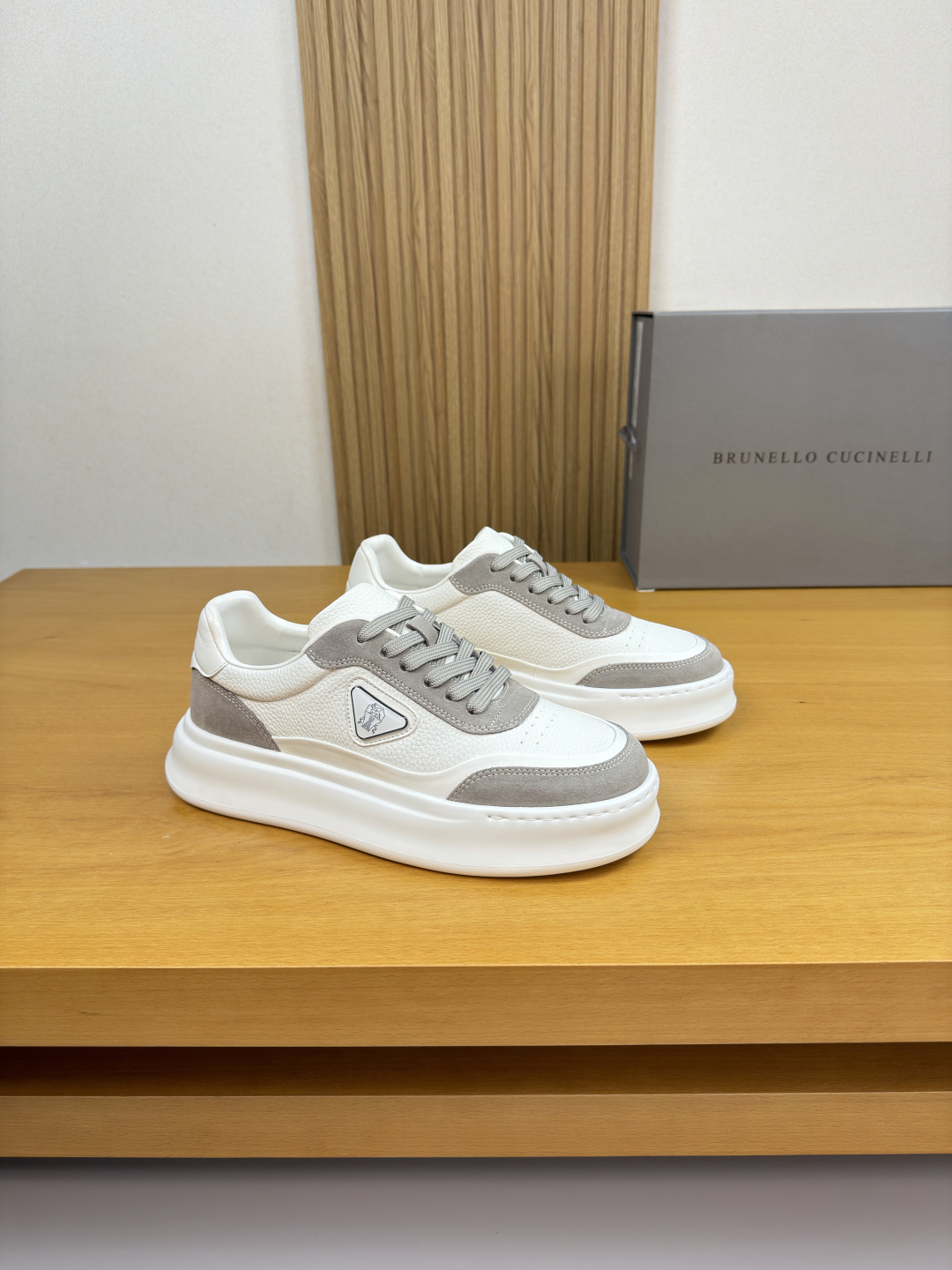 NO:779732,[Brunello Cucinelli] Brunello Cucinelli - high-end quality original casual sports sneakers - imported pebbled calfskin, suede calfskin upper, shoe body. Sewn metal brand totem fasteners - water-dyed cowhide lining - ultra-light TPU foam rubber outsole; two-color molded outsole - ultra-high quality control, fine workmanship highlighted (high-end, luxury, grade) -Size  39-44 (38,45, can be customized)·BC0122,, brunello cucinelli,cowhide19860909【 Brunello Cucinelli】布鲁内洛·库奇内利 -高端品质 原单·休闲运动板鞋 -鞋面进口荔纹小牛皮、反绒小牛皮、鞋身.车缝金属品牌图腾扣件 -内里水染牛皮 -大底超轻TPU发泡·橡胶；双色成型大底 -超高品控·做工精细凸显(高端·贵气·档次) -Size 39-44（38,45,可订做)·BC0122,,brunello cucinelli,cowhide,Men's shoes