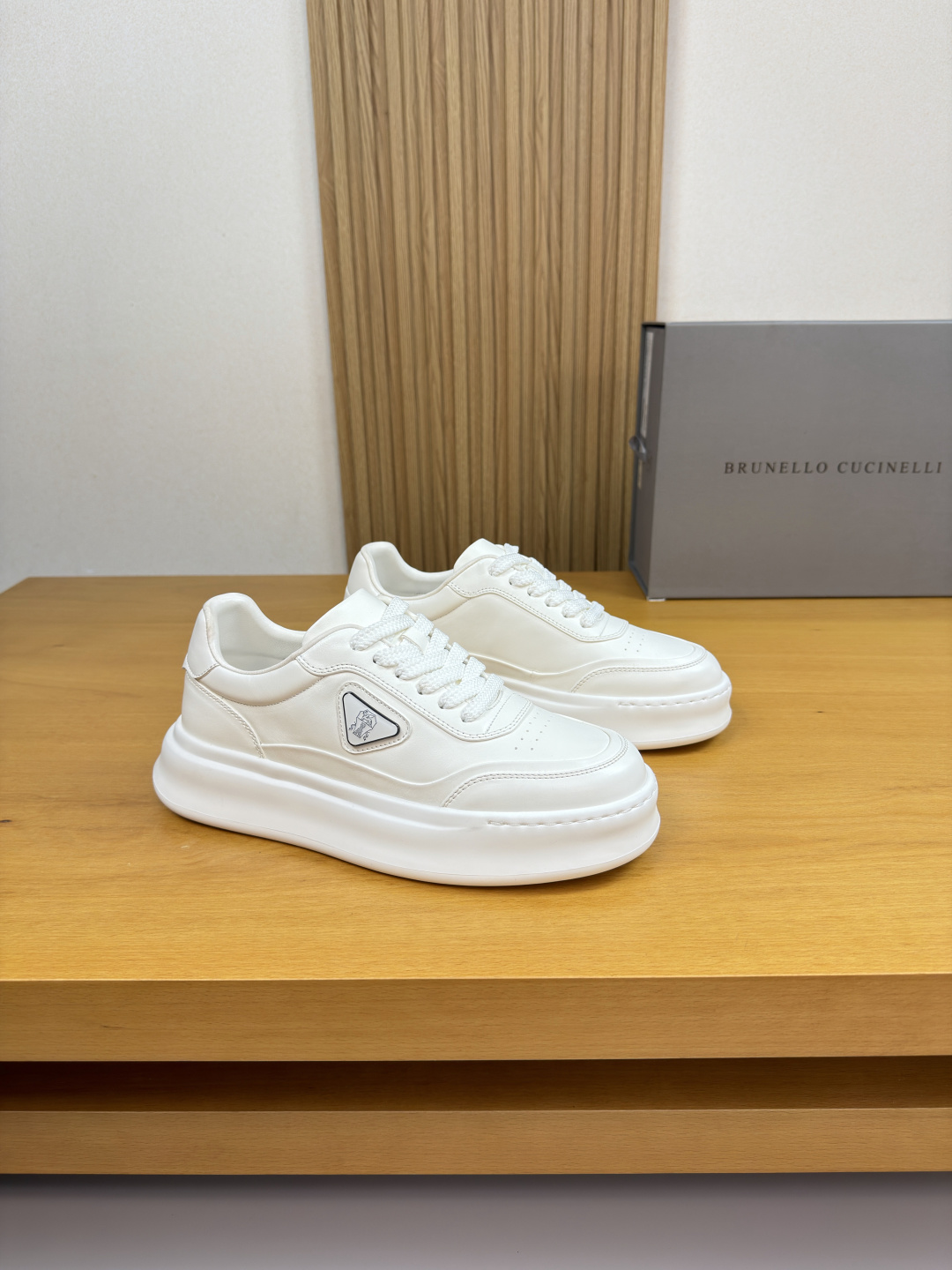 NO:779738,[Brunello Cucinelli] Brunello Cucinelli - high-end quality original casual sports sneakers - imported nappa calfskin upper, shoe body. Sewn metal brand totem fasteners - water-dyed cowhide lining - ultra-light TPU foam rubber outsole; two-color molded outsole - ultra-high quality control, fine workmanship (high-end, luxury, grade) -Size  39-44 (38,45, can be customized)·BC0122,, brunello cucinelli,cowhide19860909【 Brunello Cucinelli】布鲁内洛·库奇内利 -高端品质 原单·休闲运动板鞋 -鞋面进口纳帕小牛皮、鞋身.车缝金属品牌图腾扣件 -内里水染牛皮 -大底超轻TPU发泡·橡胶；双色成型大底 -超高品控·做工精细凸显(高端·贵气·档次) -Size 39-44（38,45,可订做)·BC0122,,brunello cucinelli,cowhide,Men's shoes