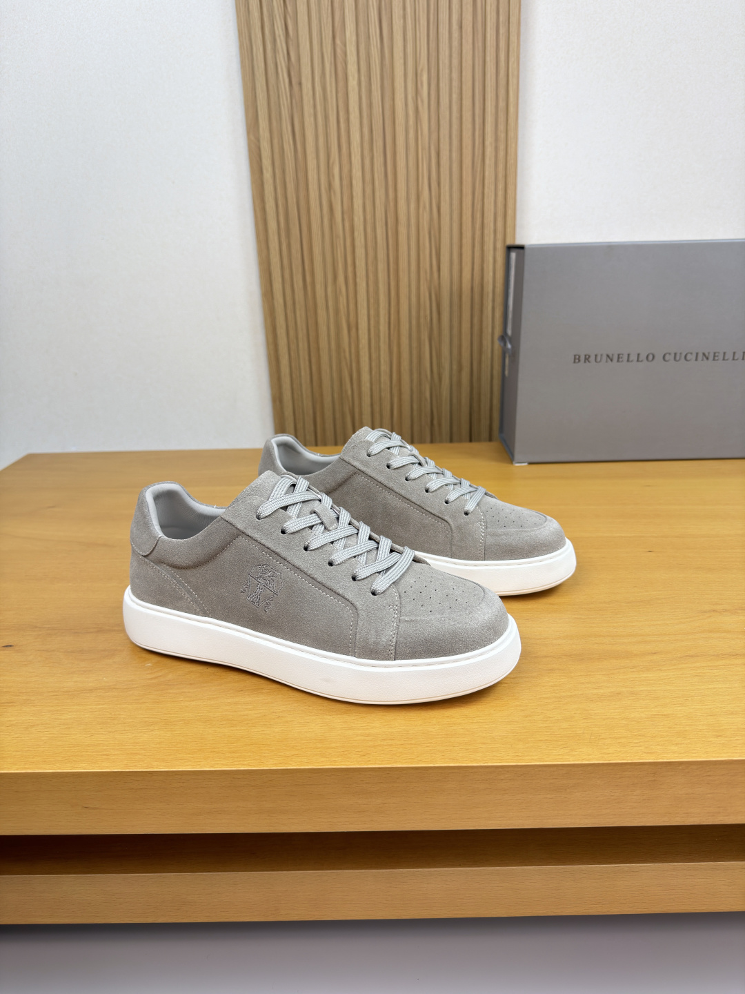 NO:779744,[Brunello Cucinelli] Brunello Cucinelli - High-end quality original casual sports sneakers - Imported suede calfskin upper, shoe body. Embroidered brand totem - Water-dyed cowhide inside - Ultra-light TPU foam outsole; molded outsole - Ultra-high quality control·Fine workmanship highlighted (high-end·luxury·grade) -Size 39-44 (38,45, can be customized)·BC0122,, brunello  cucinelli,cowhide19860909【 Brunello Cucinelli】布鲁内洛·库奇内利 -高端品质 原单·休闲运动板鞋 -鞋面进口反绒小牛皮、鞋身.刺绣品牌图腾 -内里水染牛皮 -大底超轻TPU发泡；成型大底 -超高品控·做工精细凸显(高端·贵气·档次) -Size 39-44（38,45,可订做)·BC0122,,brunello cucinelli,cowhide,Men's shoes