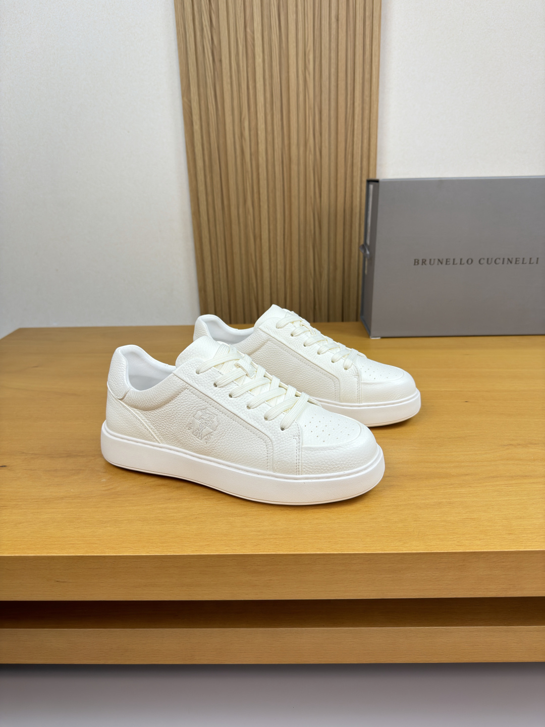 NO:779750,[Brunello Cucinelli] Brunello Cucinelli - high-end quality original casual sports sneakers - imported nappa calfskin upper, shoe body. embroidered brand totem - water-dyed cowhide lining - ultra-light TPU foam outsole; molded outsole - ultra-high quality control·fine workmanship highlighted (high-end·luxury·grade) -Size 39-44 (38,45, can be customized)·BC0122,, brunello  cucinelli,cowhide19860909【 Brunello Cucinelli】布鲁内洛·库奇内利 -高端品质 原单·休闲运动板鞋 -鞋面进口纳帕小牛皮、鞋身.刺绣品牌图腾 -内里水染牛皮 -大底超轻TPU发泡；成型大底 -超高品控·做工精细凸显(高端·贵气·档次) -Size 39-44（38,45,可订做)·BC0122,,brunello cucinelli,cowhide,Men's shoes