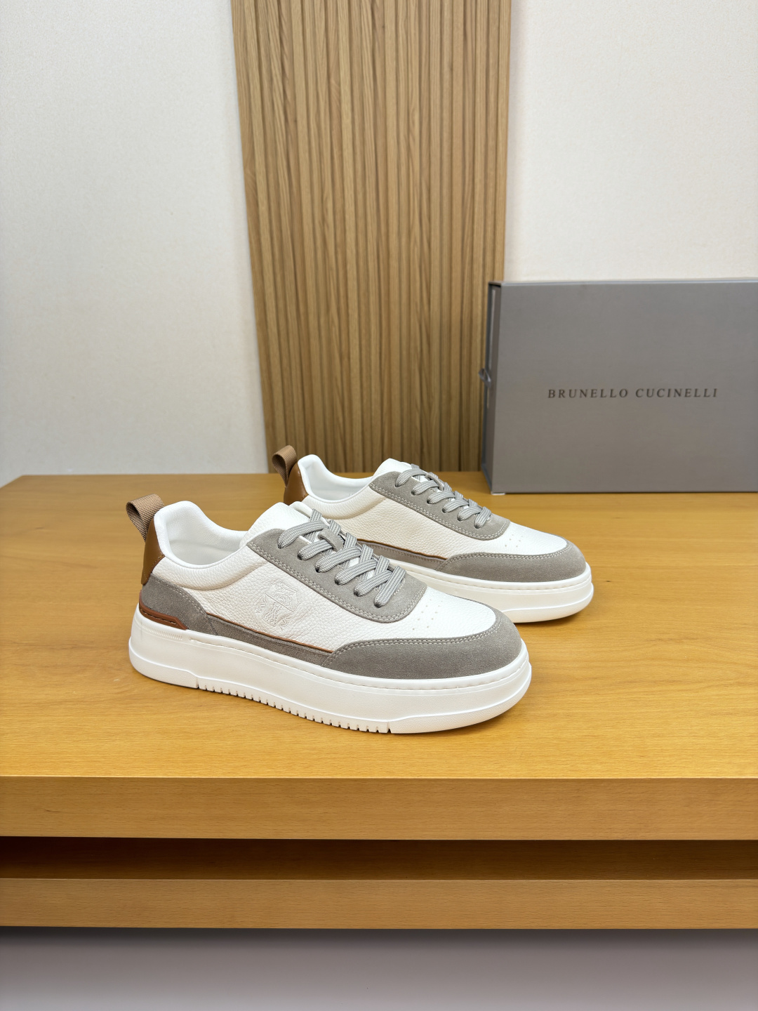 NO:779755,[Brunello Cucinelli] Brunello Cucinelli - High-end quality original casual sports sneakers - Imported pebbled calfskin, suede calfskin upper, shoe body. Embroidered brand totem - Water-dyed cowhide lining - Ultra-light TPU foam outsole; molded outsole - Ultra-high quality control, fine workmanship highlighted (high-end, luxury, grade) -Size  39-44 (38,45, can be customized)·BC0122,, brunello cucinelli,cowhide19860909【 Brunello Cucinelli】布鲁内洛·库奇内利 -高端品质 原单·休闲运动板鞋 -鞋面进口荔纹小牛皮、反绒小牛皮、鞋身.刺绣品牌图腾 -内里水染牛皮 -大底超轻TPU发泡；成型大底 -超高品控·做工精细凸显(高端·贵气·档次) -Size 39-44（38,45,可订做)·BC0122,,brunello cucinelli,cowhide,Men's shoes