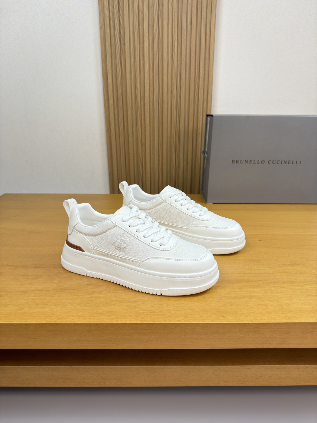 NO:779760,[Brunello Cucinelli] Brunello Cucinelli - high-end quality original single casual sports sneakers - upper imported pebbled calfskin, Nappa calfskin, shoe body. Embroidered brand totem - lining water-dyed cowhide - outsole ultra-light TPU foam; molded outsole - ultra-high quality control, fine workmanship highlighted (high-end, luxury, grade) -Size  39-44 (38,45, can be customized)·BC0122,, brunello cucinelli,cowhide19860909【 Brunello Cucinelli】布鲁内洛·库奇内利 -高端品质 原单·休闲运动板鞋 -鞋面进口荔纹小牛皮、纳帕小牛皮、鞋身.刺绣品牌图腾 -内里水染牛皮 -大底超轻TPU发泡；成型大底 -超高品控·做工精细凸显(高端·贵气·档次) -Size 39-44（38,45,可订做)·BC0122,,brunello cucinelli,cowhide,Men's shoes