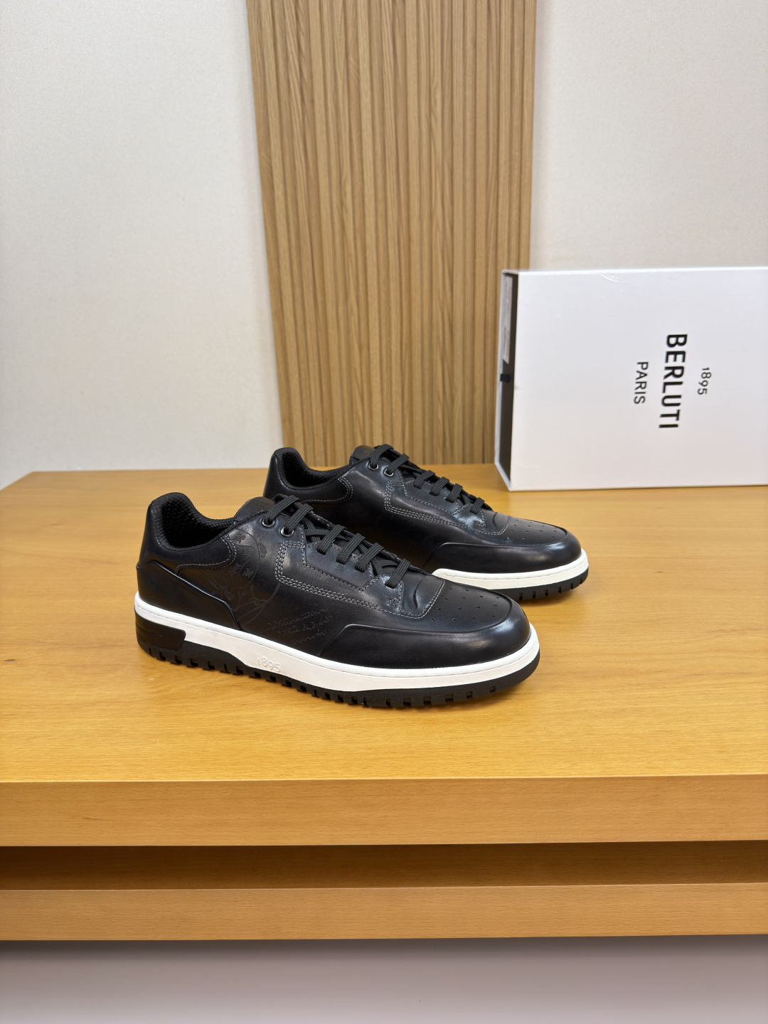 NO:779765,[Berluti] Berluti (Bruti) - High-end quality original casual sports sneakers - Imported Napa calfskin upper. Hand-made color change, shoe body, laser brand totem process, tongue, air pressure brand LOGO - Brand canvas lining, feet; water-dyed cowhide - Outsole ultra-light TPR rubber; two-color molded outsole - Ultra-high quality control, fine workmanship highlighted (high-end, luxury, grade) -Size  39-45 (38, 46, 47, can be customized)·B0155,,cowhide19860909【 Berluti】伯尔鲁帝(布鲁提) -高端品质 原单·休闲运动板鞋 -鞋面进口纳帕小牛皮.纯手工改色、鞋身.激光品牌图腾工艺、鞋舌.空压品牌LOGO -内里品牌帆布,垫脚；水染牛皮 -大底超轻TPR·橡胶；双色成型大底 -超高品控·做工精细凸显( 高端·贵气·档次 ) -Size 39-45（38,46,47,可订做)·B0155,,cowhide,Men's shoes