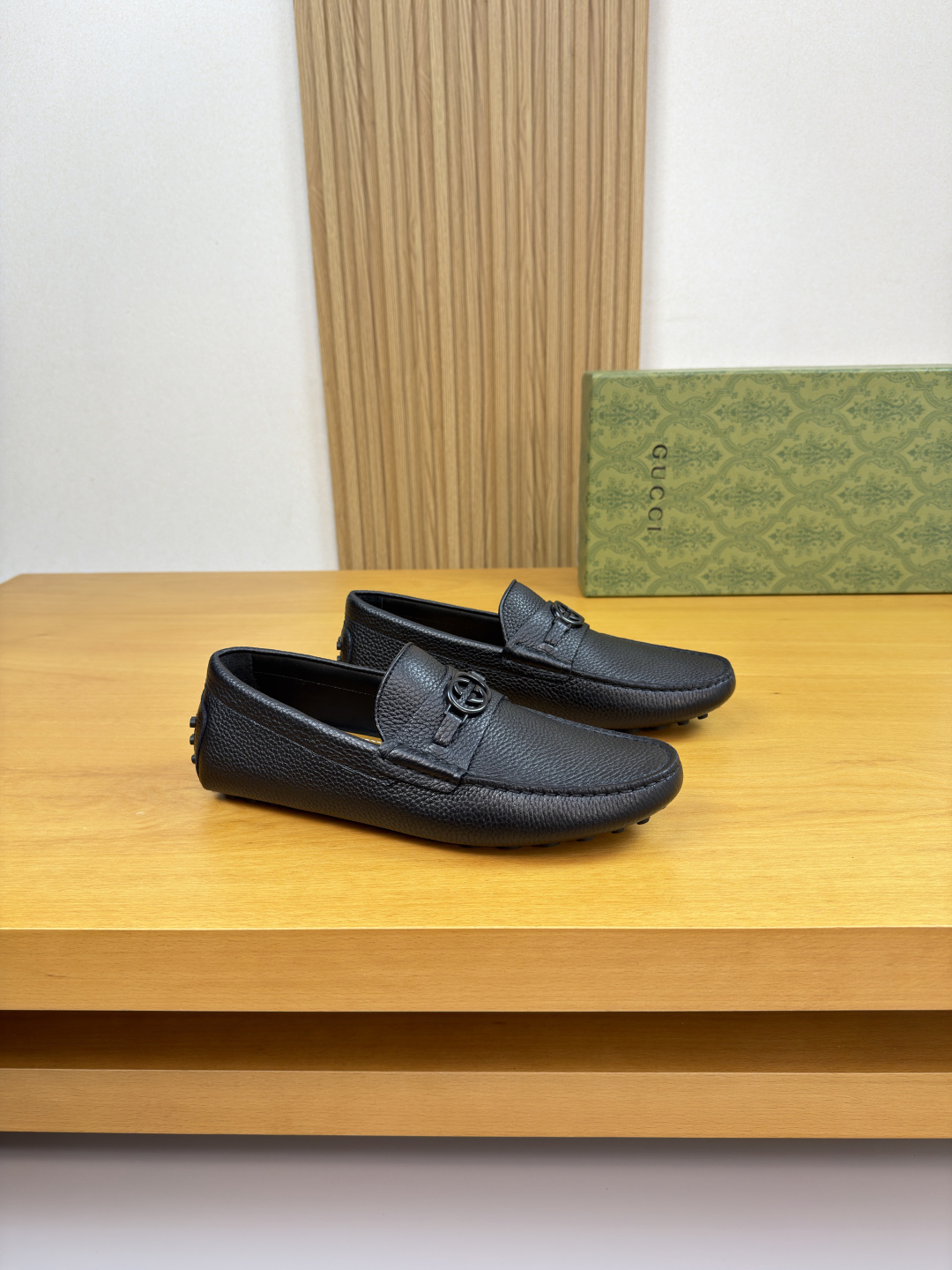 NO:780258,[Gucci] Gucci - High-end quality original slip-on casual leather overshoes - Pebbled calfskin upper, hand-stitched mark thread on shoe tabs, branded metal fastener cross-arm decoration - Water-dyed cowhide on the inside, - Ultra-light TPR rubber outsole·Inlay technology -Super high quality control·Fine workmanship highlighted (high-end·luxury·grade) -Size  39-44 (38,45 can be customized)·0234,,gucci,gucci,cowhide19860909【Gucci】古驰 -高端品质 原单·休闲套包皮鞋 -鞋面荔纹小牛皮、鞋丹手工串缝马克线、品牌金属扣件横担装饰 -内里顶水染牛皮, -大底超轻TPR橡胶·镶嵌工艺 -超高品控·做工精细凸显(高端·贵气·档次) -Size 39-44（38,45可订做)·0234,,gucci,gucci,cowhide,Men's shoes