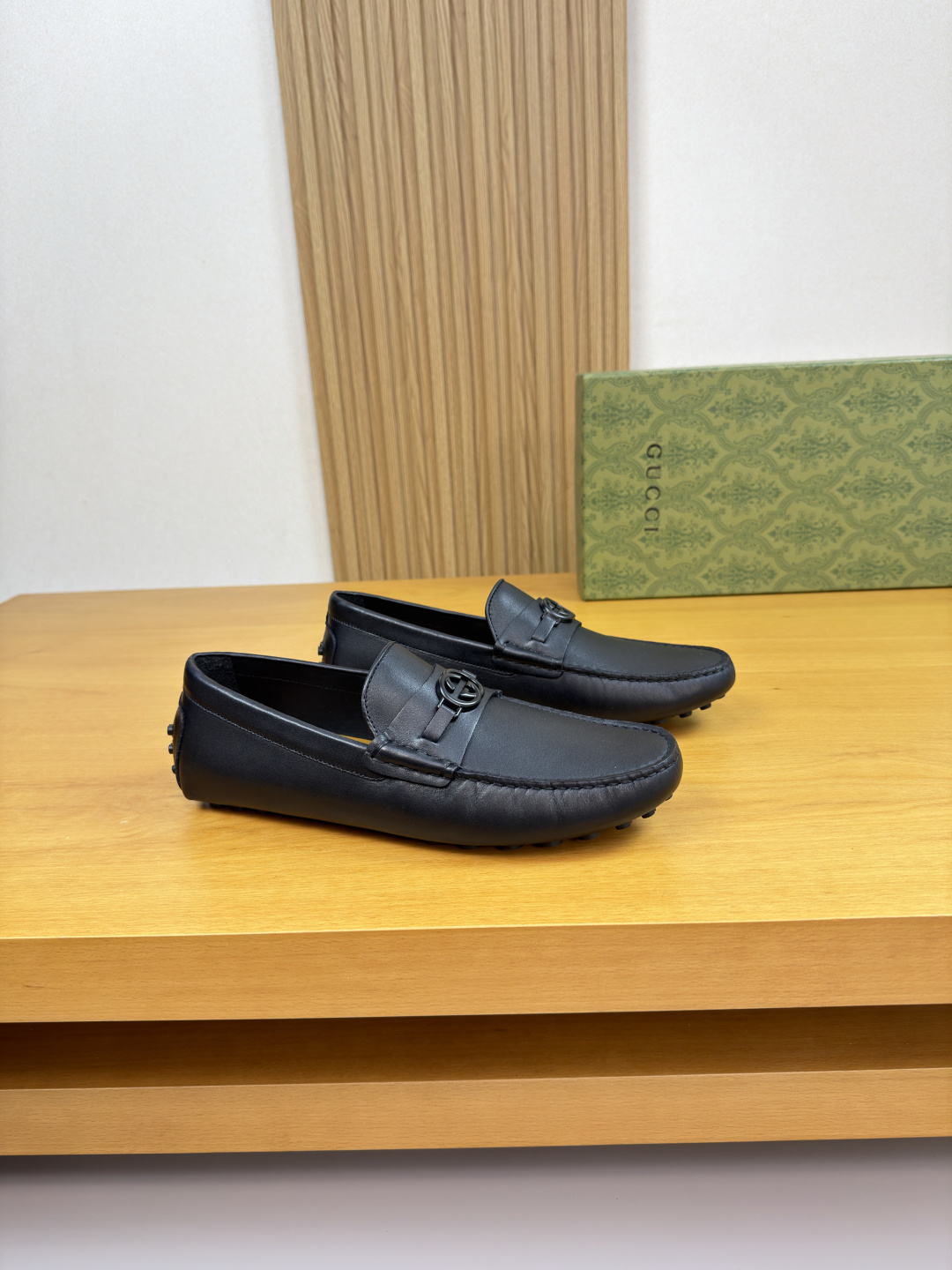 NO:780267,[Gucci] Gucci - High-end quality original leather bag shoes - Nappa calfskin upper, hand-stitched mark thread on shoe tabs, brand metal fastener cross-arm decoration - Water-dyed cowhide on the inside, - Ultra-light TPR rubber on the outsole·Inlay technology -Super high quality control·Fine workmanship highlights (high-end·luxury·grade) -Size 39-44 (38,45 can be customized)·0234,,gucci,gucci,cowhide19860909【Gucci】古驰 -高端品质 原单·休闲套包皮鞋 -鞋面纳帕小牛皮、鞋丹手工串缝马克线、品牌金属扣件横担装饰 -内里顶水染牛皮, -大底超轻TPR橡胶·镶嵌工艺 -超高品控·做工精细凸显(高端·贵气·档次) -Size 39-44（38,45可订做)·0234,,gucci,gucci,cowhide,Men's shoes