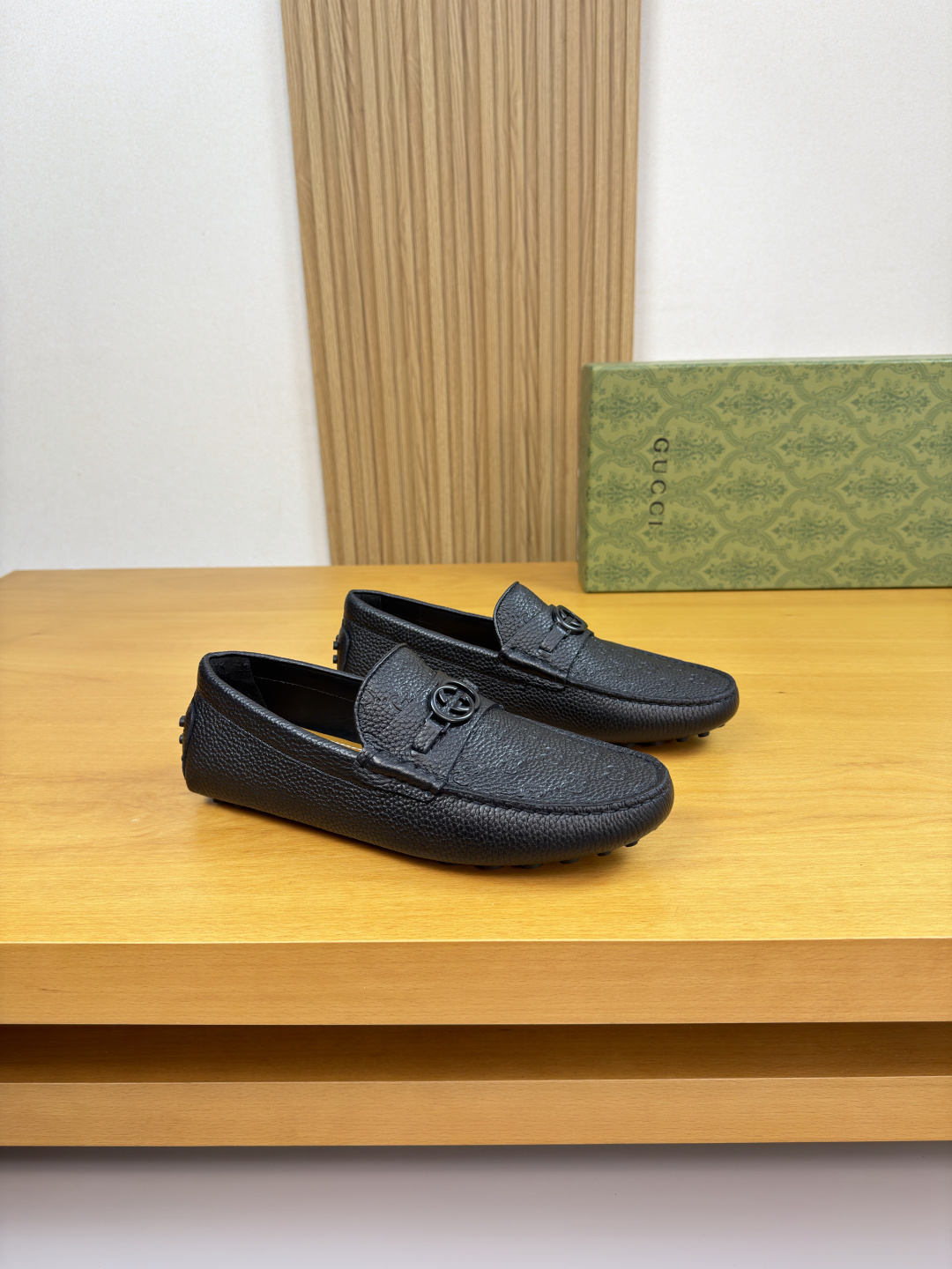 NO:780194,[Gucci] Gucci - High-end quality original slip-on casual leather shoes - Pebbled calfskin upper, air-pressured brand totem on the sole. Hand-stitched mark thread, branded metal fastener cross-arm decoration - Water-dyed cowhide on the inside, - Ultra-light TPR rubber on the outsole - Inlay technology - Ultra-high quality control, fine workmanship (high-end, luxury, grade) -Size  39-44 (38,45 can be customized)·0234,,gucci,gucci,cowhide19860909【Gucci】古驰 -高端品质 原单·休闲套包皮鞋 -鞋面荔纹小牛皮、鞋丹空压品牌图腾.手工串缝马克线、品牌金属扣件横担装饰 -内里顶水染牛皮, -大底超轻TPR橡胶·镶嵌工艺 -超高品控·做工精细凸显(高端·贵气·档次) -Size 39-44（38,45可订做)·0234,,gucci,gucci,cowhide,Men's shoes