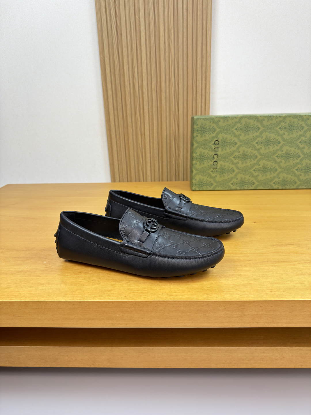 NO:780199,[Gucci] Gucci - High-end quality original slip-on casual leather shoes - Nappa calfskin upper, air-pressed brand totem on the sole. Hand-stitched mark thread, brand metal fastener cross-arm decoration - Water-dyed cowhide on the inside, - Ultra-light TPR rubber on the outsole - Inlay technology - Ultra-high quality control, fine workmanship highlighted (high-end, luxury, grade) -Size  39-44 (38,45 can be customized)·0234,,gucci,gucci,cowhide19860909【Gucci】古驰 -高端品质 原单·休闲套包皮鞋 -鞋面纳帕小牛皮、鞋丹空压品牌图腾.手工串缝马克线、品牌金属扣件横担装饰 -内里顶水染牛皮, -大底超轻TPR橡胶·镶嵌工艺 -超高品控·做工精细凸显(高端·贵气·档次) -Size 39-44（38,45可订做)·0234,,gucci,gucci,cowhide,Men's shoes