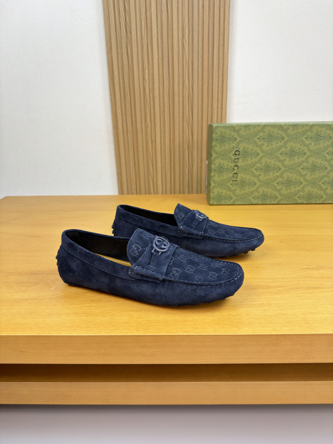 NO:780204,[Gucci] Gucci - High-end quality original slip-on casual leather shoes - Original high mercerized suede calf leather on the upper, air-pressured brand totem on the sole. Hand-stitched mark thread, brand metal fastener cross-arm decoration - Water-dyed cowhide on the inside, - Ultra-light TPR rubber on the outsole - Inlay technology - Ultra-high quality control, fine workmanship highlighted (high-end, luxury, grade) -Size  39-44 (38,45 can be customized)·0234,,gucci,gucci,cowhide19860909【Gucci】古驰 -高端品质 原单·休闲套包皮鞋 -鞋面原版高丝光反绒小牛皮、鞋丹空压品牌图腾.手工串缝马克线、品牌金属扣件横担装饰 -内里顶水染牛皮, -大底超轻TPR橡胶·镶嵌工艺 -超高品控·做工精细凸显(高端·贵气·档次) -Size 39-44（38,45可订做)·0234,,gucci,gucci,cowhide,Men's shoes