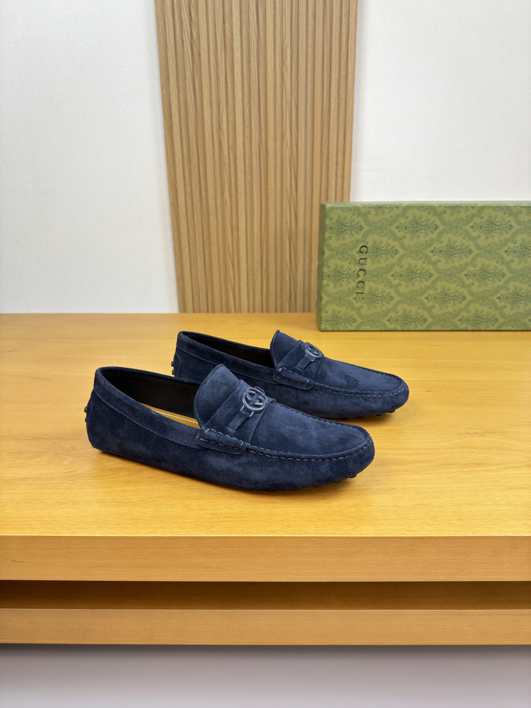 NO:780208,[Gucci] Gucci - High-end quality original casual leather bag shoes - Original high mercerized suede calfskin upper, shoe leather. Hand-stitched mark thread, brand metal fastener cross-arm decoration - Water-dyed cowhide on the inside, - Ultra-light TPR rubber outsole· Inlay technology - Ultra-high quality control· Fine workmanship highlighted (high-end· luxury· grade) -Size  39-44 (38,45 can be customized)·0234,,gucci,gucci,cowhide19860909【Gucci】古驰 -高端品质 原单·休闲套包皮鞋 -鞋面原版高丝光反绒小牛皮、鞋丹.手工串缝马克线、品牌金属扣件横担装饰 -内里顶水染牛皮, -大底超轻TPR橡胶·镶嵌工艺 -超高品控·做工精细凸显(高端·贵气·档次) -Size 39-44（38,45可订做)·0234,,gucci,gucci,cowhide,Men's shoes