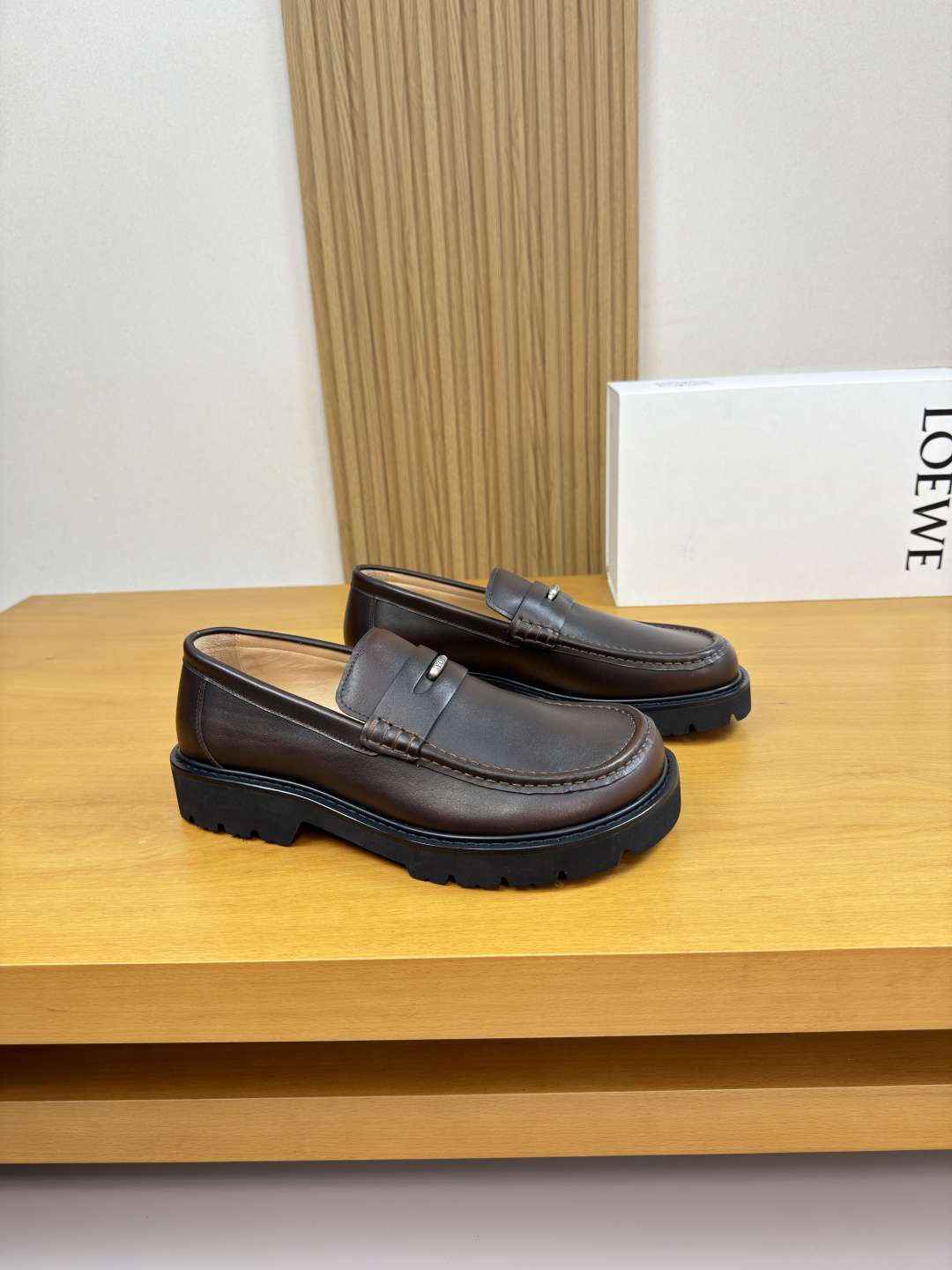 NO:780212,[LOEWE] Loewe - high-end quality original leather shoes - imported polished calfskin uppers, hand-stitched mark thread on the soles, air-pressured brand logo leather labels sewn on the shoe body, brand cross-arm decoration - water-dyed cowhide lining - ultra-light TPU foam rubber outsole; combined molded outsole - ultra-high quality control, fine workmanship highlighted (high-end, luxury, grade) -Size  39-44 (38, 45, 46, can be customized)·LEW0234,,loewe,loewe,cowhide19860909【LOEWE】罗意威 -高端品质 原单·正装皮鞋 -鞋面进口擦色小牛皮、鞋丹手工串缝马克线、鞋身车缝空压品牌logo皮标、品牌横担装饰 -内里水染牛皮 -大底超轻TPU发泡·橡胶；组合成型大底 -超高品控·做工精细凸显(高端·贵气·档次) -Size 39-44（38,45,46,可订做)·LEW0234,,loewe,loewe,cowhide,Men's shoes