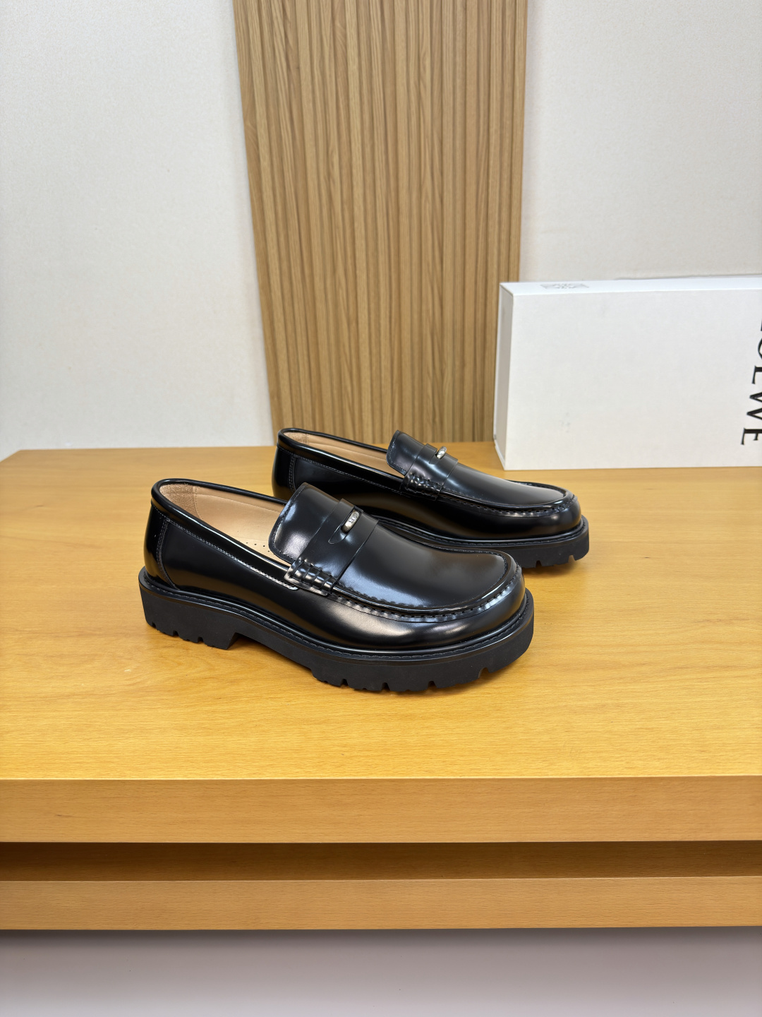 NO:780216,[LOEWE] Loewe - high-end quality original leather shoes - imported open-edge beaded calfskin, hand-stitched mark thread on the sole, shoe body sewn with air-pressured brand logo leather label, brand cross-arm decoration - lining water-dyed cowhide - outsole ultra-light TPU foam rubber; combined molded outsole - ultra-high quality control, fine workmanship highlighted (high-end, luxury, grade) -Size  39-44 (38, 45, 46, can be customized)·LEW0234,,loewe,loewe,cowhide19860909【LOEWE】罗意威 -高端品质 原单·正装皮鞋 -鞋面进口开边珠小牛皮、鞋丹手工串缝马克线、鞋身车缝空压品牌logo皮标、品牌横担装饰 -内里水染牛皮 -大底超轻TPU发泡·橡胶；组合成型大底 -超高品控·做工精细凸显(高端·贵气·档次) -Size 39-44（38,45,46,可订做)·LEW0234,,loewe,loewe,cowhide,Men's shoes