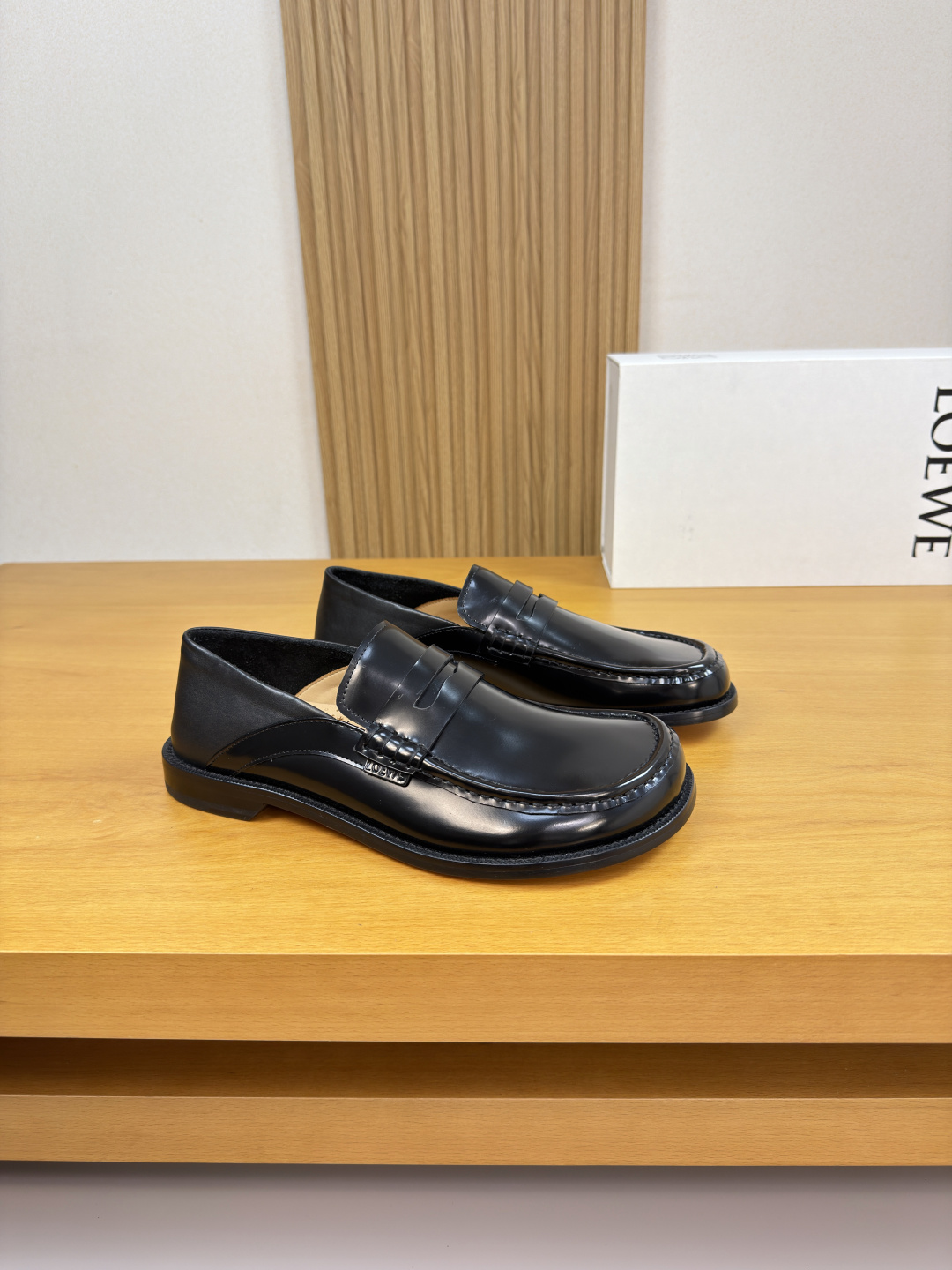 NO:780229,[LOEWE] Loewe - high-end quality original order formal leather shoes - imported nappa calfskin for the upper, open-edge beaded calfskin, hand-stitched mark thread on the shoe body, air-pressured brand logo leather label sewn on the shoe body, brand cross-arm decoration - water-dyed cowhide on the inside - ultra-light genuine leather rubber outsole; combined molded leather outsole - ultra-high quality control, fine workmanship highlighted (high-end, luxury, grade) -Size  39-44 (38, 45, 46, can be customized)·LEW0234,,loewe,loewe,cowhide,Leather soles19860909【LOEWE】罗意威 -高端品质 原单·正装皮鞋 -鞋面进口纳帕小牛皮、开边珠小牛皮、鞋丹手工串缝马克线、鞋身车缝空压品牌logo皮标、品牌横担装饰 -内里水染牛皮 -大底超轻真皮·橡胶；组合成型真皮大底 -超高品控·做工精细凸显(高端·贵气·档次) -Size 39-44（38,45,46,可订做)·LEW0234,,loewe,loewe,cowhide,Leather soles,Men's shoes