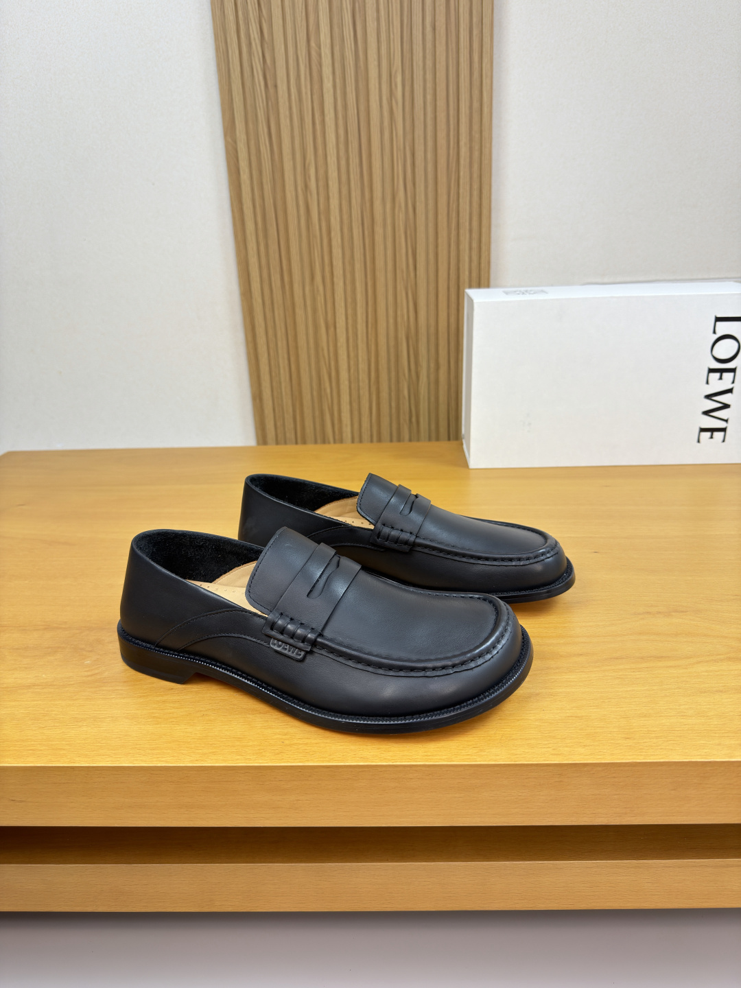 NO:780236,[LOEWE] Loewe - High-end quality original order·Formal leather shoes - Imported nappa calfskin upper, hand-stitched mark thread on the sole, air-pressured brand logo leather label sewn on the shoe body, brand cross-arm decoration - Water-dyed cowhide inside - Ultra-light genuine leather rubber outsole; combined molded leather outsole - Ultra-high quality control, fine workmanship highlighted (high-end, luxury, grade) -Size  39-44 (38, 45, 46, can be customized)·LEW0234,,loewe,loewe,cowhide,Leather soles19860909【LOEWE】罗意威 -高端品质 原单·正装皮鞋 -鞋面进口纳帕小牛皮、鞋丹手工串缝马克线、鞋身车缝空压品牌logo皮标、品牌横担装饰 -内里水染牛皮 -大底超轻真皮·橡胶；组合成型真皮大底 -超高品控·做工精细凸显(高端·贵气·档次) -Size 39-44（38,45,46,可订做)·LEW0234,,loewe,loewe,cowhide,Leather soles,Men's shoes