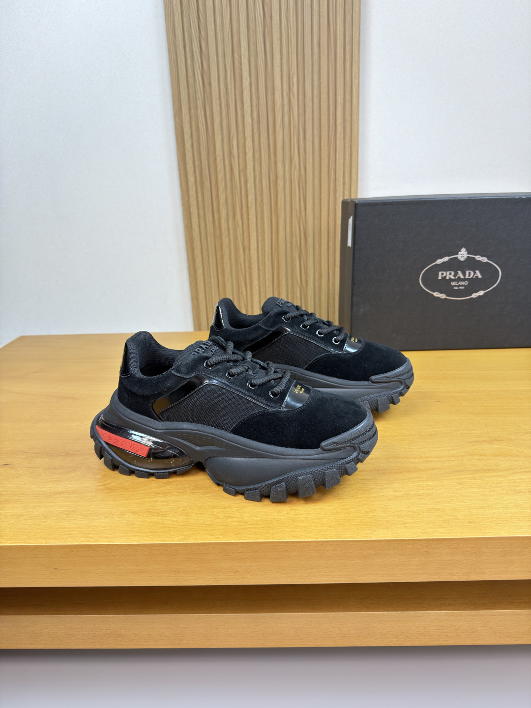 NO:780245,[PRADA] Prada - high-end quality original casual sports shoes - upper Nappa calfskin, suede calfskin, brand high mercerized canvas, shoe body. Silk screen brand logo, tongue. Injection molding brand logo - lining brand canvas, foot pads; water-dyed cowhide - outsole ultra-light TPU foaming and vacuuming; combined molded air bag outsole - ultra-high quality control and fine workmanship (high-end, luxury, grade) -Size  38-45 (46, can be customized)·,,prada,prada,sneakers,cowhide19860909【 PRADA】普拉达 -高端品质 原单·休闲运动鞋 -鞋面纳帕小牛皮、反绒小牛皮、品牌高丝光帆布、鞋身.丝印品牌logo、鞋舌.注塑品牌logo -内里品牌帆布,垫脚；水染牛皮 -大底超轻TPU发泡·抽真空; 组合成型气囊大底 -超高品控·做工精细凸显(高端·贵气·档次) -Size 38-45（46,可订做)·,,prada,prada,sneakers,cowhide,Men's shoes