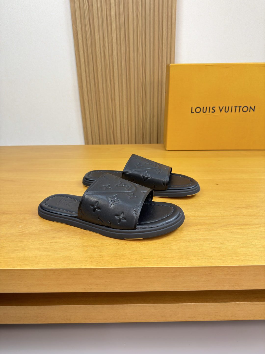 NO:780254,【Louis Vuitton】Louis Vuitton - High-end quality original slippers - Casual sandals - Upper imported Nappa calfskin. Air-pressure brand totem - Environmentally friendly leather lining - Outsole ultra-light TPU foam water platform. Includes environmentally friendly leather and rubber; combined molded outsole - Super high quality control, fine workmanship highlighted (high-end, luxury, grade) -Size 39-44 (38.45,  46,can be customized)·0356,,louis vuitton,louis vuitton,slippers,cowhide19860909【Louis Vuitton】路易威登 -高端品质 原单·休闲凉拖鞋 -鞋面进口纳帕小牛皮.空压品牌图腾 -内里环保皮内里 -大底超轻TPU发泡水台.包环保皮料·橡胶；组合成型大底 -超高品控·做工精细凸显(高端·贵气·档次) -Size 39-44（38.45, 46,可订做)·0356,,louis vuitton,louis vuitton,slippers,cowhide,Men's shoes