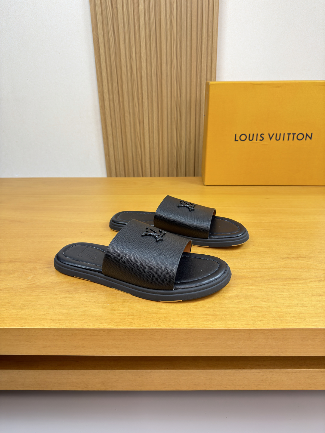 NO:780263,[Louis Vuitton] Louis Vuitton - high-end quality original slippers - imported toothpick pattern calfskin upper. Branded metal fasteners - environmentally friendly leather lining - outsole ultra-light TPU foam water table. Includes environmentally friendly leather and rubber; combined molded outsole - ultra-high quality control, fine workmanship highlighted (high-end, luxury, grade) -Size 39-44 (38.45,  46,can be customized)·0356,,louis vuitton,louis vuitton,slippers,cowhide19860909【Louis Vuitton】路易威登 -高端品质 原单·休闲凉拖鞋 -鞋面进口牙签纹小牛皮.品牌金属扣件 -内里环保皮内里 -大底超轻TPU发泡水台.包环保皮料·橡胶；组合成型大底 -超高品控·做工精细凸显(高端·贵气·档次) -Size 39-44（38.45, 46,可订做)·0356,,louis vuitton,louis vuitton,slippers,cowhide,Men's shoes
