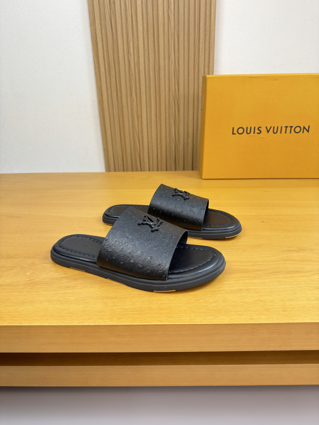 NO:780272,[Louis Vuitton] Louis Vuitton - high-end quality original slippers - imported pearl grain calfskin upper. Branded metal fasteners - environmentally friendly leather lining - outsole ultra-light TPU foam water table. Includes environmentally friendly leather and rubber; combined molded outsole - ultra-high quality control, fine workmanship highlighted (high-end, luxury, grade) -Size 39-44 (38.45,  46,can be customized)·0356,,louis vuitton,louis vuitton,slippers,cowhide19860909【Louis Vuitton】路易威登 -高端品质 原单·休闲凉拖鞋 -鞋面进口珍珠纹小牛皮.品牌金属扣件 -内里环保皮内里 -大底超轻TPU发泡水台.包环保皮料·橡胶；组合成型大底 -超高品控·做工精细凸显(高端·贵气·档次) -Size 39-44（38.45, 46,可订做)·0356,,louis vuitton,louis vuitton,slippers,cowhide,Men's shoes