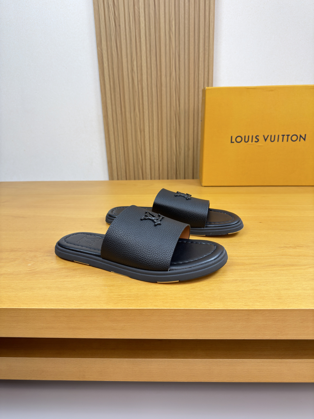 NO:780280,[Louis Vuitton] Louis Vuitton - high-end quality original slippers - imported pebbled calfskin uppers. Branded metal fasteners - eco-friendly leather lining - outsole ultra-light TPU foam water platform. Includes eco-friendly leather and rubber; combined molded outsole - ultra-high quality control, fine workmanship highlighted (high-end, luxury, grade) -Size 39-44 (38.45,  46,can be customized)·0356,,louis vuitton,louis vuitton,slippers,cowhide19860909【Louis Vuitton】路易威登 -高端品质 原单·休闲凉拖鞋 -鞋面进口荔纹小牛皮.品牌金属扣件 -内里环保皮内里 -大底超轻TPU发泡水台.包环保皮料·橡胶；组合成型大底 -超高品控·做工精细凸显(高端·贵气·档次) -Size 39-44（38.45, 46,可订做)·0356,,louis vuitton,louis vuitton,slippers,cowhide,Men's shoes