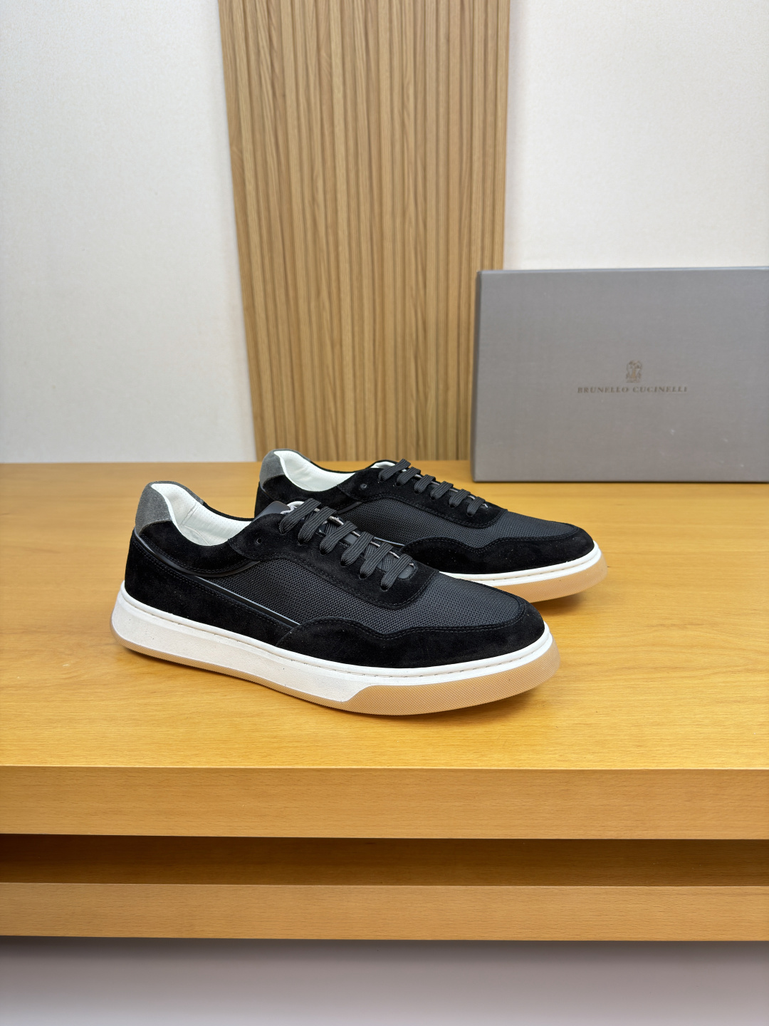 NO:780289,[Brunello Cucinelli] Brunello Cucinelli - high-end quality original single casual sports sneakers - imported suede calfskin upper, brand high mercerized canvas, tongue. embroidered brand logo totem - perforated water-dyed cowhide inside - outsole ultra-light TPR rubber; two-color molded outsole - ultra-high quality control, fine workmanship highlighted (high-end, luxury, grade) -Size  39-44 (38,45, can be customized)·BC0356,, brunello cucinelli,cowhide19860909【 Brunello Cucinelli】布鲁内洛·库奇内利 -高端品质 原单·休闲运动板鞋 -鞋面进口反绒小牛皮、品牌高丝光帆布、鞋舌.刺绣品牌logo图腾 -内里打孔水染牛皮 -大底超轻TPR橡胶；双色成型大底 -超高品控·做工精细凸显(高端·贵气·档次) -Size 39-44（38,45,可订做)·BC0356,,brunello cucinelli,cowhide,Men's shoes