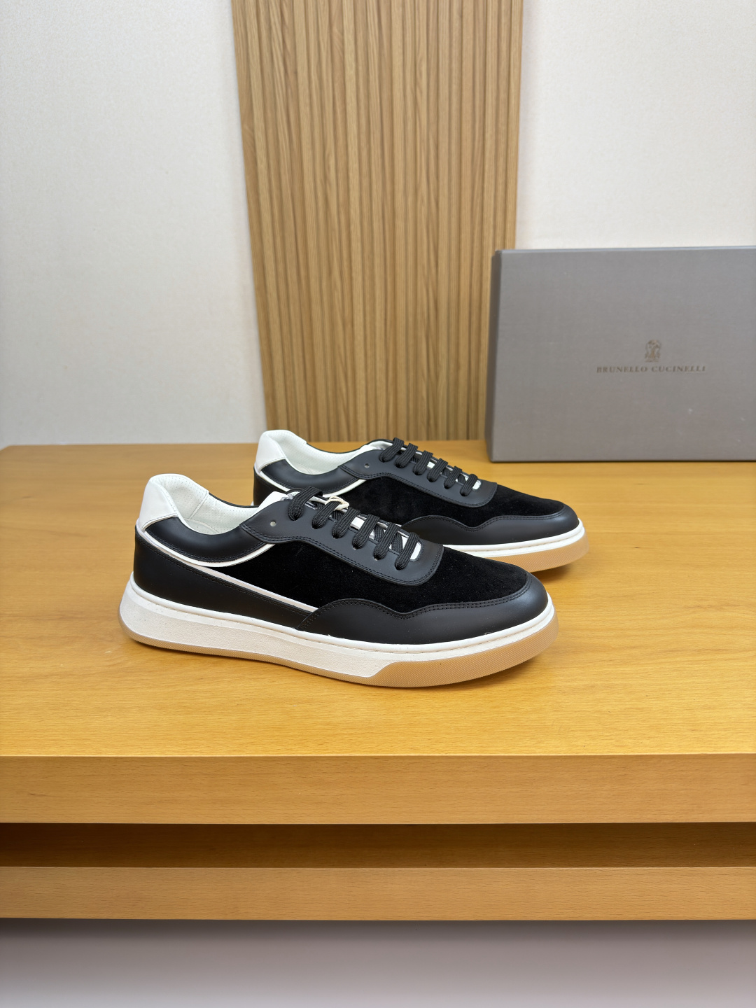 NO:780297,[Brunello Cucinelli] Brunello Cucinelli - High-end quality original single casual sports sneakers - Upper imported nappa calfskin, suede calfskin, tongue. Embroidered brand logo totem - Perforated water-dyed cowhide inside - Outsole ultra-light TPR rubber; two-color molded outsole - Ultra-high quality control, fine workmanship highlighted (high-end, luxury, grade) -Size  39-44 (38,45, can be customized)·BC0356,, brunello cucinelli,cowhide19860909【 Brunello Cucinelli】布鲁内洛·库奇内利 -高端品质 原单·休闲运动板鞋 -鞋面进口纳帕小牛皮、反绒小牛皮、鞋舌.刺绣品牌logo图腾 -内里打孔水染牛皮 -大底超轻TPR橡胶；双色成型大底 -超高品控·做工精细凸显(高端·贵气·档次) -Size 39-44（38,45,可订做)·BC0356,,brunello cucinelli,cowhide,Men's shoes