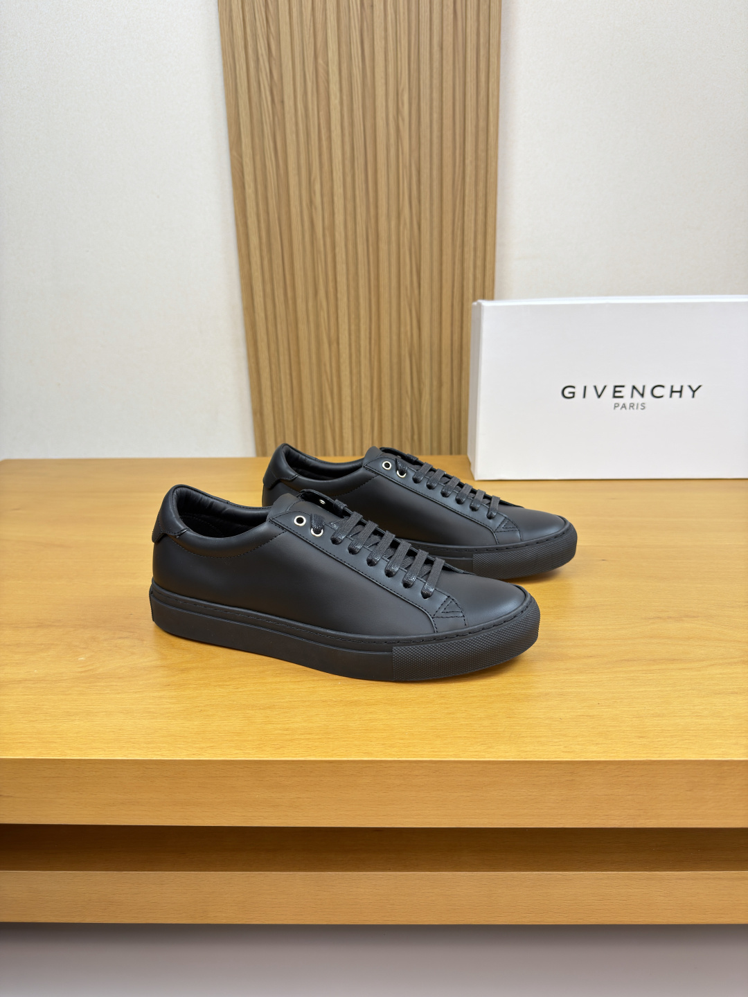 NO:780233,[GIVENCHY] Givenchy - High-end quality original casual sports shoes - Imported Nappa calfskin upper - Water-dyed cowhide inside - Ultra-light TPR rubber outsole; molded outsole - Ultra-high quality control, fine workmanship (high-end, luxury, grade) -Size 38-44 (45, 46, sizes can be customized) · B0182,,givenchy,givenchy,cowhide19860909【 GIVENCHY】纪梵希 -高端品质 原单·休闲运动板鞋 -鞋面进口纳帕小牛皮 -内里水染牛皮 -大底超轻TPR·橡胶；成型大底 -超高品控·做工精细凸显( 高端·贵气·档次 ) -Size 38-44（45,46,码可订做)·B0182,,givenchy,givenchy,cowhide,Men's shoes