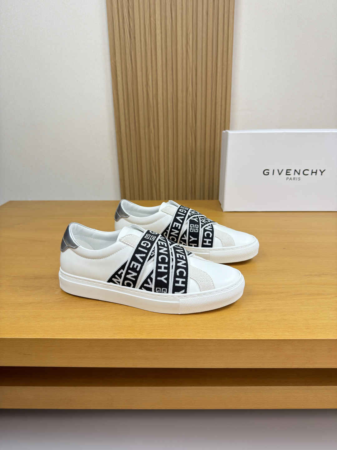 NO:780240,[GIVENCHY] Givenchy - high-end quality original casual sports sneakers - imported nappa calfskin upper, brand logo elastic band - water-dyed cowhide inside - ultra-light TPR rubber outsole; molded outsole - ultra-high quality control, fine workmanship (high-end, extravagance, grade) -Size 38-44 (45, 46, sizes can be customized) · B0182,,givenchy,givenchy,cowhide19860909【 GIVENCHY】纪梵希 -高端品质 原单·休闲运动板鞋 -鞋面进口纳帕小牛皮、品牌logo松紧带 -内里水染牛皮 -大底超轻TPR·橡胶；成型大底 -超高品控·做工精细凸显( 高端·贵气·档次 ) -Size 38-44（45,46,码可订做)·B0182,,givenchy,givenchy,cowhide,Men's shoes