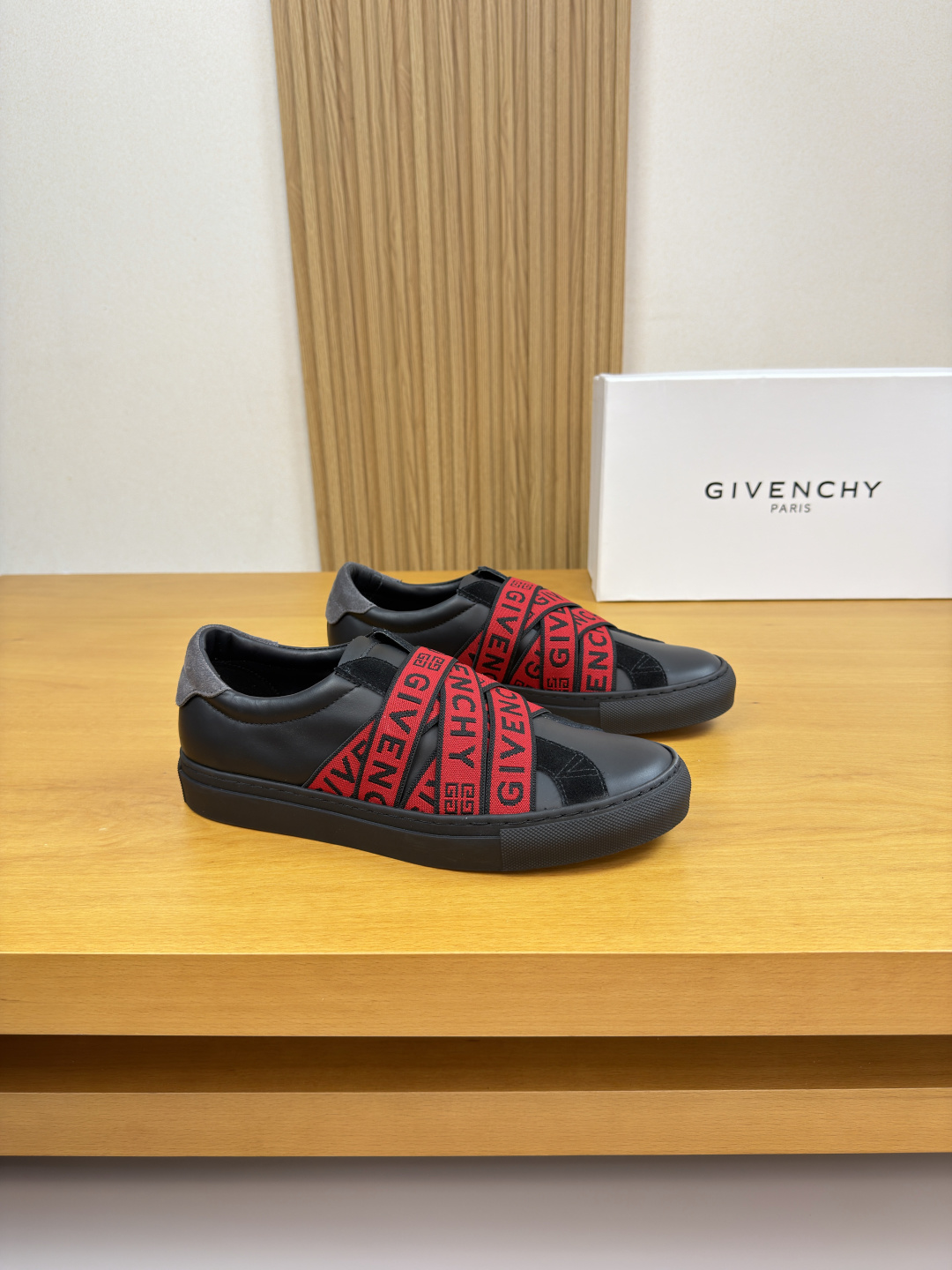 NO:780249,[GIVENCHY] Givenchy - high-end quality original casual sports sneakers - imported nappa calfskin upper, brand logo elastic band - water-dyed cowhide inside - ultra-light TPR rubber outsole; molded outsole - ultra-high quality control, fine workmanship (high-end, extravagance, grade) -Size 38-44 (45, 46, sizes can be customized) · B0182,,givenchy,givenchy,cowhide19860909【 GIVENCHY】纪梵希 -高端品质 原单·休闲运动板鞋 -鞋面进口纳帕小牛皮、品牌logo松紧带 -内里水染牛皮 -大底超轻TPR·橡胶；成型大底 -超高品控·做工精细凸显( 高端·贵气·档次 ) -Size 38-44（45,46,码可订做)·B0182,,givenchy,givenchy,cowhide,Men's shoes