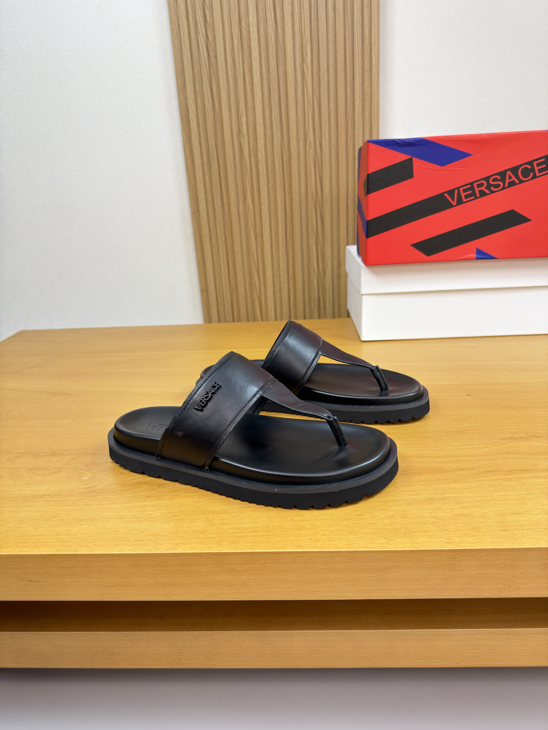 NO:780556,【VERSACE】Vasace (Versace) - high-end quality original order·casual sandals -imported nappa calfskin upper, brand metal logo fastener decoration -environmentally friendly cowhide lining -outsole ultra-light TPU foam water table·rubber composite molded outsole -super high quality control·fine workmanship highlighted (high-end·luxury·grade) -Size  39-44 (38,45, can be customized)·VS0636,,versace,versace,versace,slippers,cowhide19860909【VERSACE】瓦萨其 (范思哲) -高端品质 原单·休闲凉拖鞋 -鞋面进口纳帕小牛皮、品牌金属logo扣件装饰 -内里环保牛皮 -大底超轻TPU发泡包水台·橡胶组合成型大底 -超高品控·做工精细凸显(高端·贵气·档次) -Size 39-44（38,45,可订做)·VS0636,,versace,versace,versace,slippers,cowhide,Men's shoes