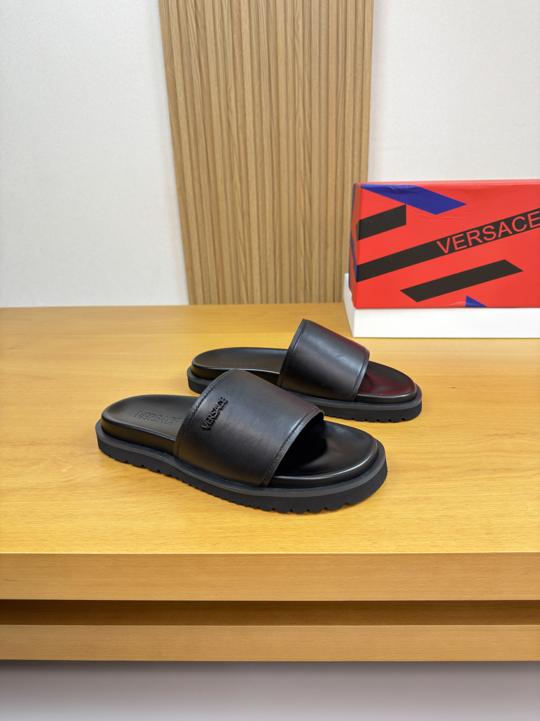 NO:780565,【VERSACE】Vasace (Versace) - high-end quality original order·casual sandals -upper imported Nappa calfskin, brand metal logo fastener decoration -interior environmentally friendly cowhide -outsole ultra-light TPU foam water table·rubber wear-resistant velvet combined molded outsole -super high quality control·fine workmanship highlighted (high-end·luxury·grade) -Size  39-44 (38,45, can be customized)·VS0636,,versace,versace,versace,slippers,cowhide19860909【VERSACE】瓦萨其 (范思哲) -高端品质 原单·休闲凉拖鞋 -鞋面进口纳帕小牛皮、品牌金属logo扣件装饰 -内里环保牛皮 -大底超轻TPU发泡包水台·橡胶耐磨绒组合成型大底 -超高品控·做工精细凸显(高端·贵气·档次) -Size 39-44（38,45,可订做)·VS0636,,versace,versace,versace,slippers,cowhide,Men's shoes