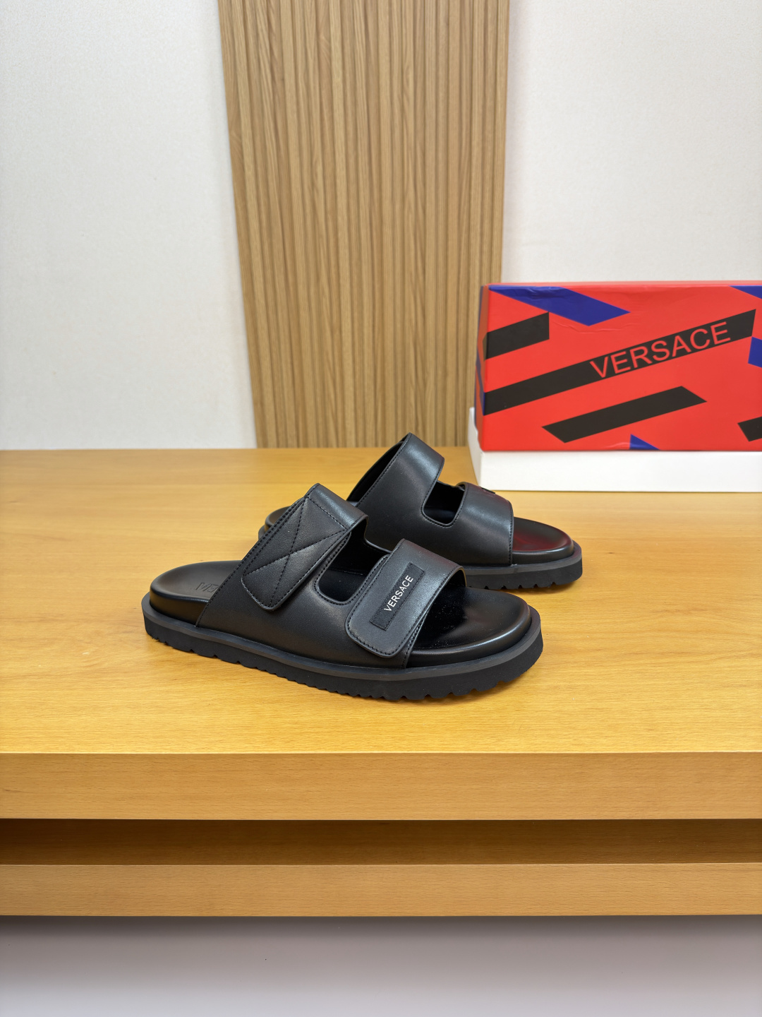 NO:780497,【VERSACE】Vasace (Versace) - High-end quality original order·Casual sandals -Upper imported Nappa calfskin, sewn brand logo cloth label decoration -Inner environmentally friendly cowhide -Outsole ultra-light TPU foam water table·Rubber wear-resistant velvet combined molded outsole -Ultra-high quality control·Fine workmanship highlighted (high-end·luxury·grade) -Size  39-44 (38,45, can be customized)·VS0636,,versace,versace,versace,slippers,cowhide19860909【VERSACE】瓦萨其 (范思哲) -高端品质 原单·休闲凉拖鞋 -鞋面进口纳帕小牛皮、车缝品牌logo布标装饰 -内里环保牛皮 -大底超轻TPU发泡包水台·橡胶耐磨绒组合成型大底 -超高品控·做工精细凸显(高端·贵气·档次) -Size 39-44（38,45,可订做)·VS0636,,versace,versace,versace,slippers,cowhide,Men's shoes