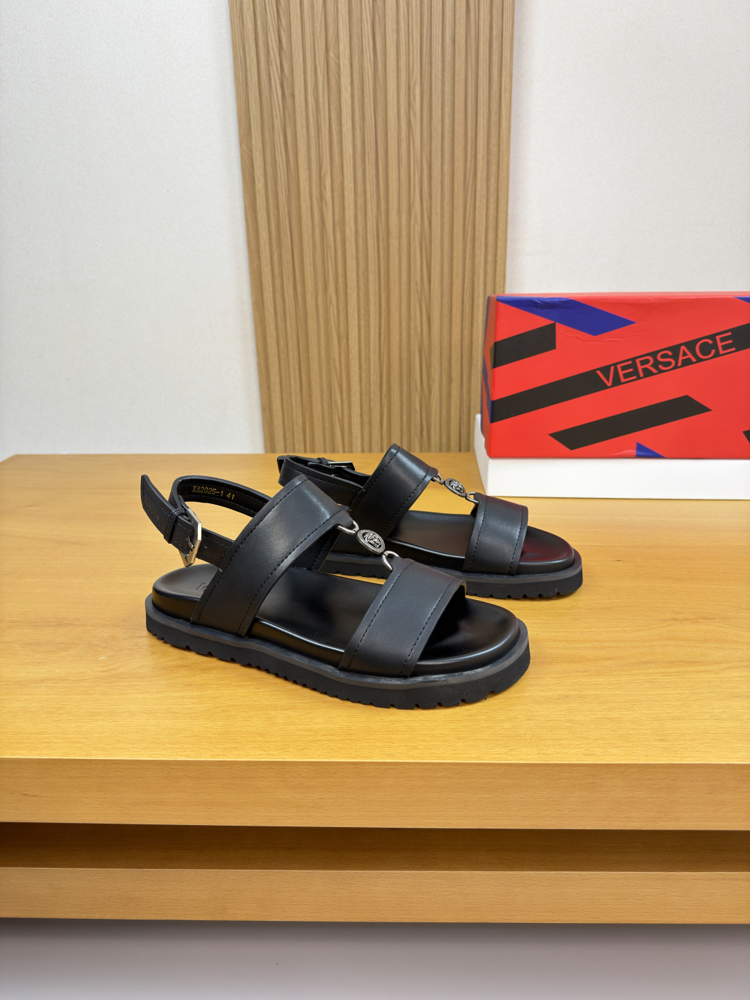 NO:780505,【VERSACE】Vasace (Versace) - high-end quality original order·casual sandals -upper imported Nappa calfskin, brand metal logo fastener decoration -interior environmentally friendly cowhide -outsole ultra-light TPU foam water table·rubber wear-resistant velvet combined molded outsole -super high quality control·fine workmanship highlighted (high-end·luxury·grade) -Size  39-44 (38,45, can be customized)·VS0636,,versace,versace,versace,slippers,cowhide19860909【VERSACE】瓦萨其 (范思哲) -高端品质 原单·休闲凉拖鞋 -鞋面进口纳帕小牛皮、品牌金属logo扣件装饰 -内里环保牛皮 -大底超轻TPU发泡包水台·橡胶耐磨绒组合成型大底 -超高品控·做工精细凸显(高端·贵气·档次) -Size 39-44（38,45,可订做)·VS0636,,versace,versace,versace,slippers,cowhide,Men's shoes