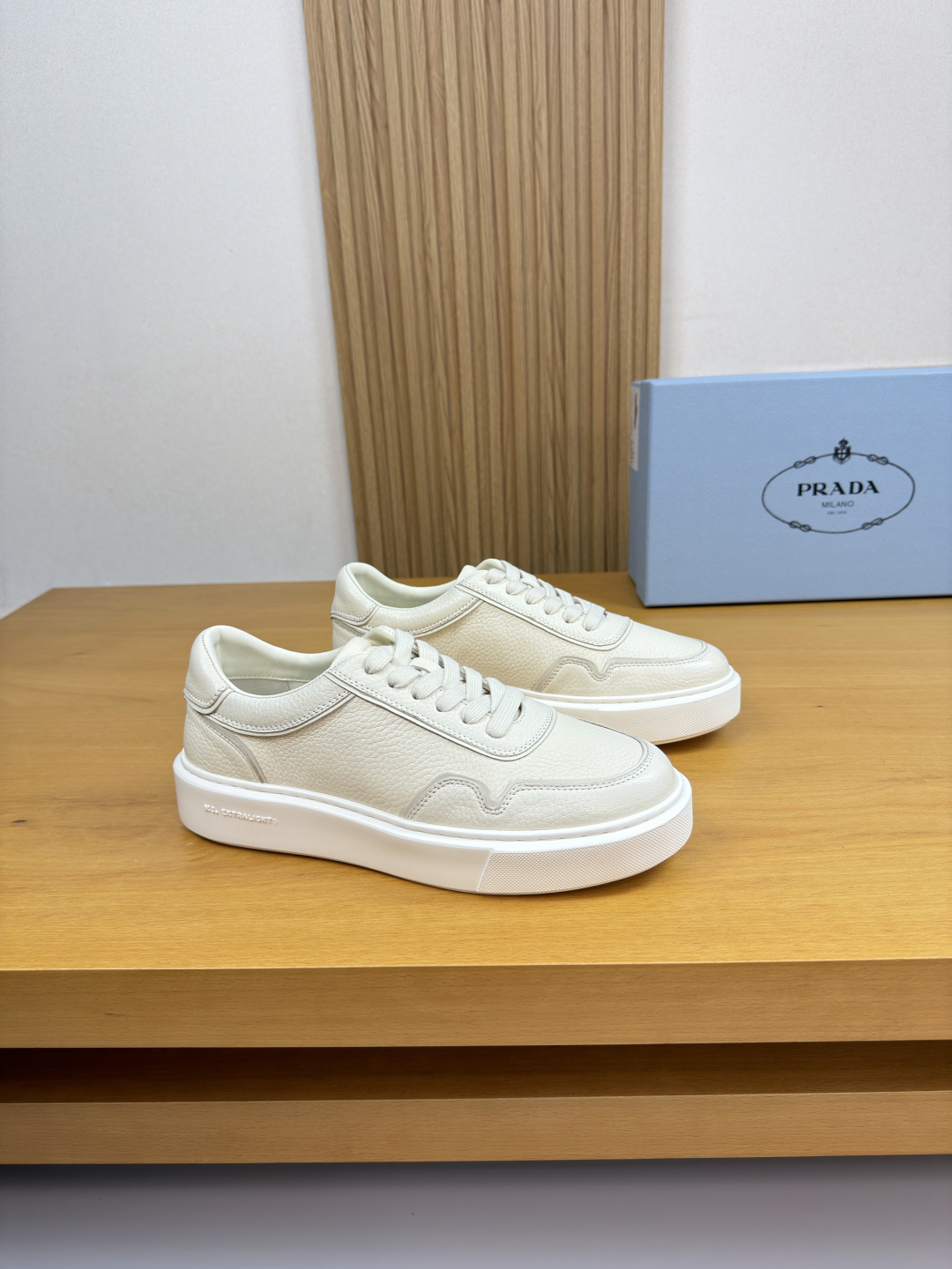NO:780529,[PRADA] Prada - High-end quality original casual sports shoes - Imported lightly beaten deerskin uppers, hemming craftsmanship - Water-dyed cowhide inside - Ultra-light TPU foam outsole; molded outsole - Ultra-high quality control, fine workmanship and highlights (high-end, extravagance, grade) -Size; 37-44 (45, can be customized) ·0444,, prada, prada, sneakers, cowhide19860909【PRADA】普拉达 -高端品质 原单·休闲运动鞋 -鞋面进口轻摔鹿皮、车引边工艺 -内里水染牛皮 -大底超轻TPU发泡；成型大底 -超高品控·做工精细凸显(高端·贵气·档次) -Size ；37-44（45,可订做)·0444,,prada,prada,sneakers,cowhide,Men's shoes