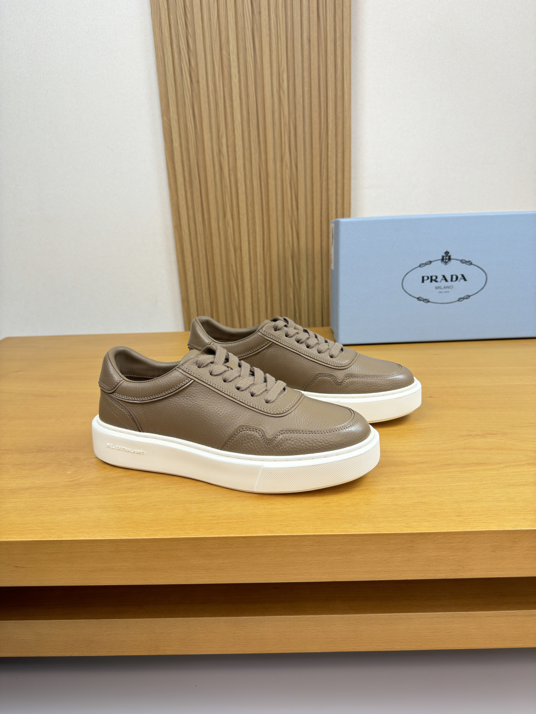 NO:780537,[PRADA] Prada - High-end quality original casual sports shoes - Imported lightly beaten deerskin uppers, hemming craftsmanship - Water-dyed cowhide inside - Ultra-light TPU foam outsole; molded outsole - Ultra-high quality control, fine workmanship and highlights (high-end, extravagance, grade) -Size; 37-44 (45, can be customized) ·0444,, prada, prada, sneakers, cowhide19860909【PRADA】普拉达 -高端品质 原单·休闲运动鞋 -鞋面进口轻摔鹿皮、车引边工艺 -内里水染牛皮 -大底超轻TPU发泡；成型大底 -超高品控·做工精细凸显(高端·贵气·档次) -Size ；37-44（45,可订做)·0444,,prada,prada,sneakers,cowhide,Men's shoes
